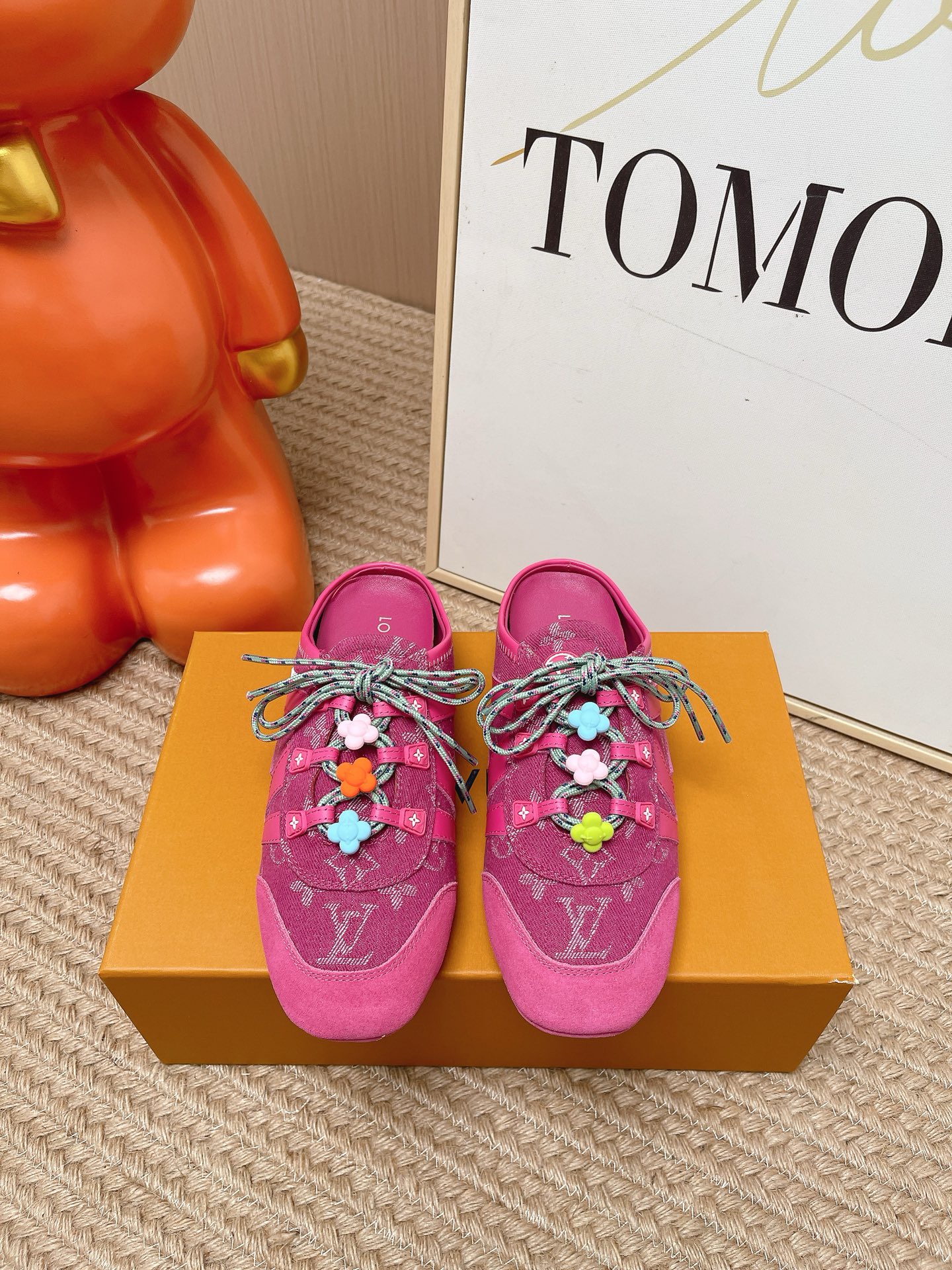 NO:815305,The top version of Louis Vuitton Sneakerina series ballet shoes, moral training shoes, flat shoes, casual shoes and half slippers. This LV Sneakerina ballet sneakers have a mixed material upper and a flexible injection outsole, which cleverly combines the comfortable texture of sports shoes with the light structure of ballet shoes. The LV letters and Louis Vuitton logo pop up on one side, and the Monogram canvas back strap completes the exquisite details.  Size 35～39 (40. Customized), casual shoes/sports shoes, louis vuitton, louis vuitton, louis vuitton, flats, sneakers19860909顶级版本 Louis Vuitton Sneakerina系列芭蕾舞鞋 德训鞋 平底鞋休闲鞋半拖 本款 LV Sneakerina 芭蕾运动鞋为混合材质鞋面搭载柔韧 注塑外底,将运动鞋的舒适质感与芭蕾舞鞋的轻盈构型巧妙融于一体.LV 字母与路易威登标识跃现一侧,Monogram 帆布后袢带完善考究细节. 码数35～39(40.定制）,休闲鞋/运动鞋,louis vuitton,louis vuitton,louis vuitton,flats,sneakers,Women's Shoes