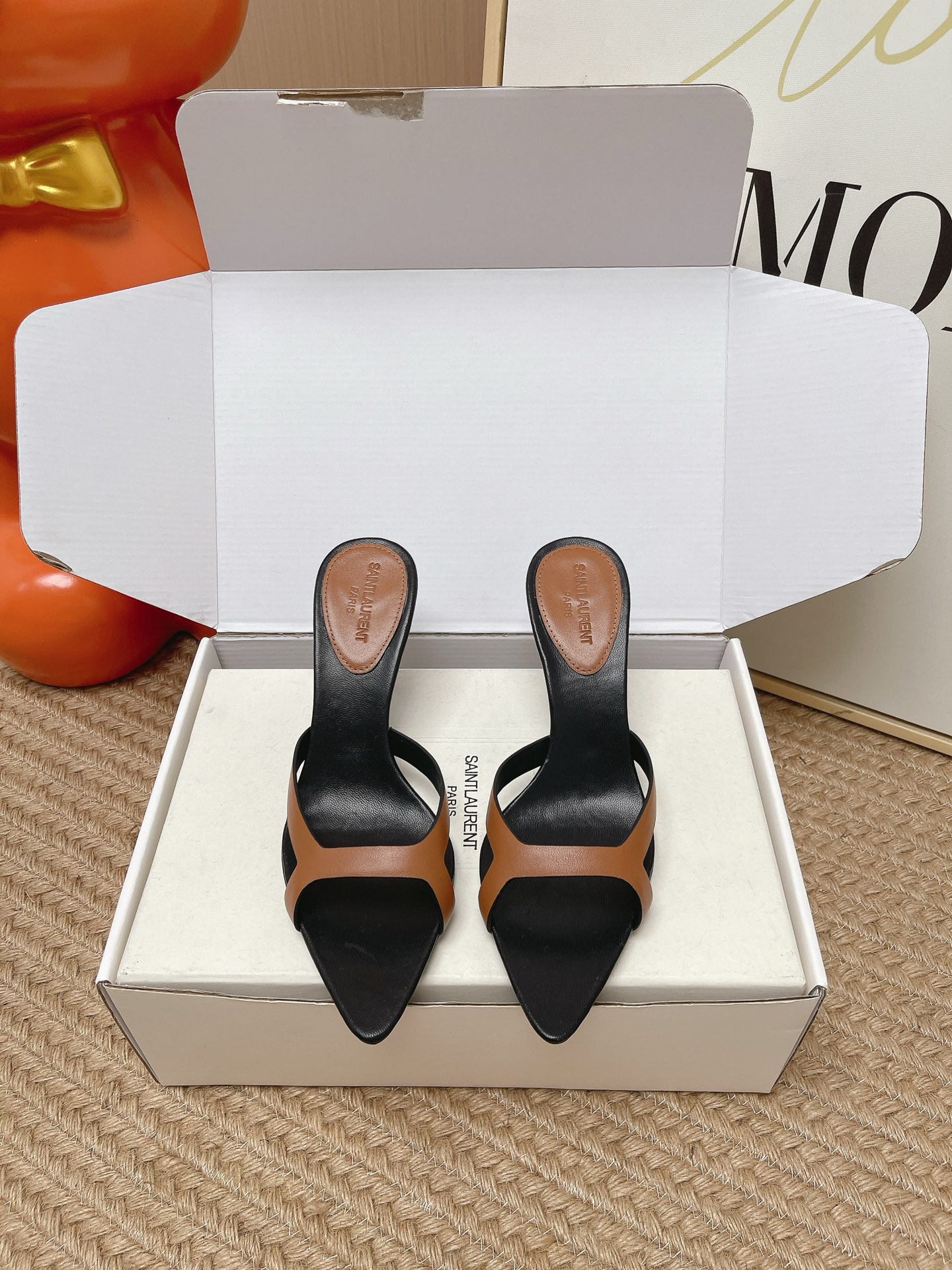 NO:814631,Top quality (with high-end airplane case) Saint Laurent fw26 new arrival~ YSL 26s new spring and summer pointed toe minimalist style stiletto high-heeled sandals. The design is niche and unique. The pointed toe modifies the foot shape while adding a sexy atmosphere. The kitten heel design is extremely comfortable, allowing you to enjoy the beauty while also feeling the comfort of the soles of your feet. It allows you to maintain elegance while showing your confidence and charm!  Upper cowhide, inner padding sheepskin, sole Italian genuine leather outsole, heel height 7.5cm, size 35-39 (40.41 custom made, non-returnable), high heels and slippers, saint laurent, saint laurent, saint laurent, high heels, slippers, cowhide, sheepskin, Leather soles19860909顶级品质（配高档飞机盒） Saint Laurent 圣罗兰fw26 new arrival～ YSL 26s 春夏新款尖头极简风细跟高跟凉拖鞋 设计感十足小众而独特,尖头修饰脚型同时增加性感氛围,小猫跟设计舒适度极高,让你享受美丽的同时,也能感受到脚底的舒适,更让你保持优雅的同时,也能展现出你的自信与魅力！ 鞋面牛皮 内里垫脚羊皮 鞋底意大利真皮大底 跟高7.5cm 码数35-39（40.41定做不退换）,高跟鞋拖鞋,saint laurent,saint laurent,saint laurent,high heels,slippers,cowhide,sheepskin,Leather soles,Women's Shoes