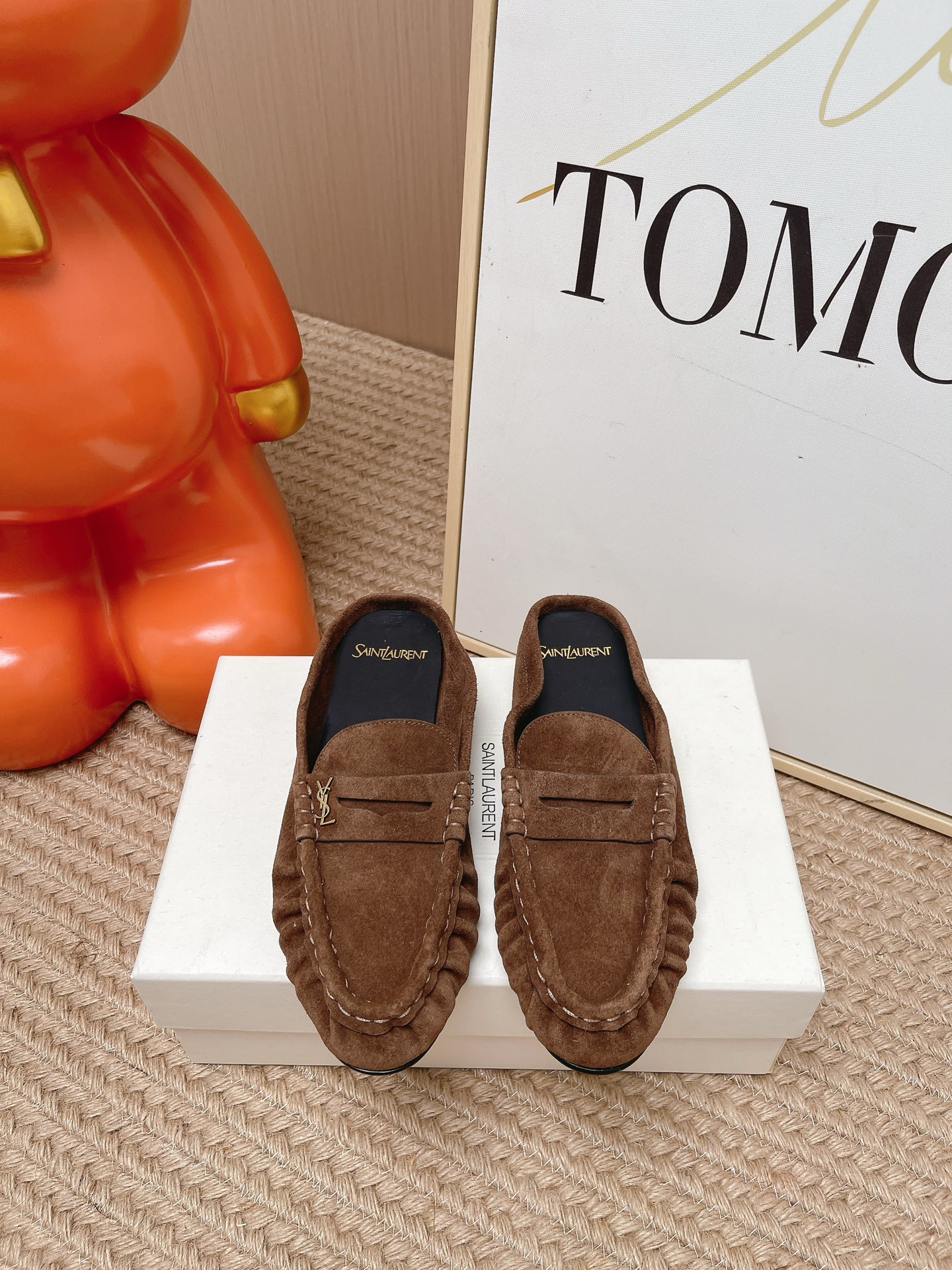 NO:815293,The top version of Saint Laurent's classic Loaf half-slippery leather shoes, a super, super, invincible and popular style. The hardware buckles of each layout in our home need to be customized at a 1:1 mold!  The size and texture are exactly the same as the original. The upper material is made of imported open-edge beaded calfskin. The lining is genuine sheepskin. The tiptoe is made of comfortable and soft tiptoe sheepskin. The sole is the original 1:1 custom-made leather outsole. It is perfect and very comfortable on the foot. The foot feels great. And whether you wear it with jeans, a small suit or a skirt, it can be matched with natural, authentic and full packaging, Italian genuine leather outsole.  Size35-39 (40.41.42 custom-made, non-refundable), loafers half-flop, saint laurent, saint laurent, loafers, skirts, jeans, cowhide, sheepskin, Leather soles19860909顶级版本 Saint Laurent圣罗兰经典乐福半拖小皮鞋、超级超级无敌火爆的一个款这款我们家每个版面的五金扣都要开模1:1定制！大小质感与原版完全一致鞋面材质采用进口开边珠小牛皮制作而成,内里真皮羊皮,踮脚为舒服柔软的踮脚羊皮,鞋底为原版1:1定制真皮大底、简直完美到爆、而且上脚效果非常舒服,脚感很棒,而且无论你搭配牛仔裤,小西服,裙子,都能搭配自然、正品全套包装、意大利真皮大底 Size35-39（40.41.42定做不退换）,乐福鞋半拖,saint laurent,saint laurent,loafers,skirts,jeans,cowhide,sheepskin,Leather soles,Women's Shoes