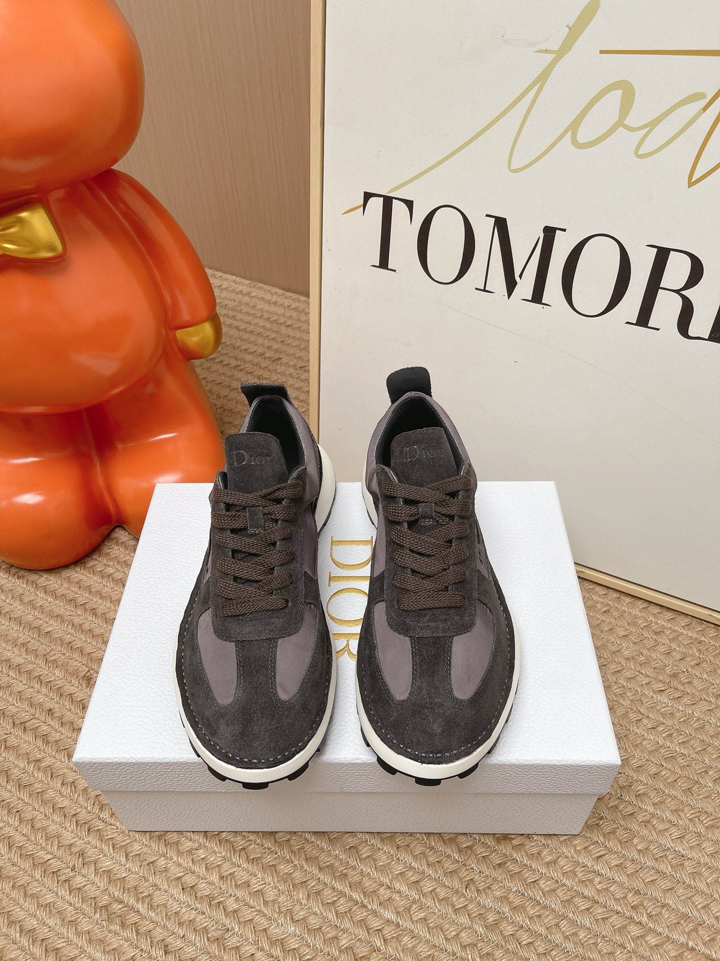NO:815287,Top version men's 2026 new Dior retro jogging shoes, the same style as celebrities, the overall design combines high fashion texture and sports and leisure style, the upper feet are soft and waxy, and you will not feel tired after a day of running. Fabric cowhide + customized cloth Lining cowhide + customized cloth outsole Original open mold TPU outsole Size men 39-44 (45.46 custom-made), casual shoes/sports shoes, dior, dior, sneakers, cowhide19860909顶级版本 男款 2026新款迪奥（Dior）复古慢跑鞋,明星同款,整体设计融合了高级时装质感与运动休闲风,上脚软糯不磨脚,暴走一天不累 面料牛皮+定制布 内里牛皮+定制布 大底原版开模TPU大底 码数男39-44（45.46定做）,休闲鞋/运动鞋,dior,dior,sneakers,cowhide,Women's Shoes