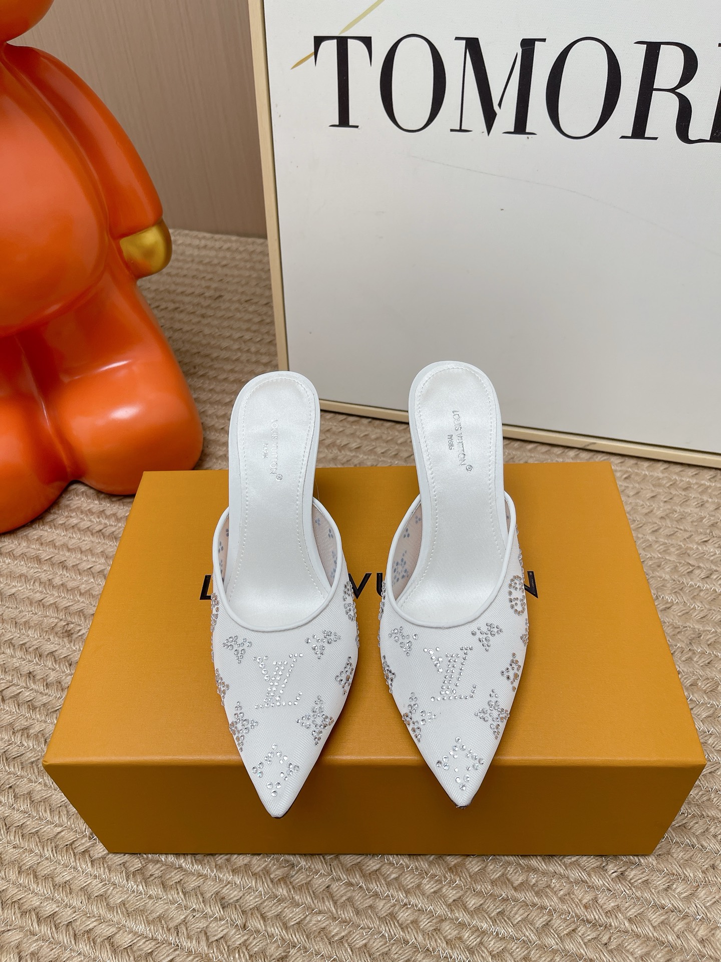 NO:815281,Purchasing level LOUIS VUITTON Louis Vuitton LV GALA High Heels Mesh Diamond Top Fairy Shoes Mesh Hot Diamond Flat Shoes Bing...Bling...Mesh Crystal Diamond This style of Gala high heels has a mesh body embroidered with bright rhinestone Monogram patterns, making it an elegant choice suitable for night outings. The smooth lines of the upper complement the slender high heel. The delicate leather outsole is decorated with metal LV letters.  The upper is made of breathable mesh material. This material not only allows the foot to remain relatively breathable and comfortable when wearing it, but also makes the rhinestone decoration on the upper more eye-catching. The inner sheepskin fits the skin of the foot and improves the wearing comfort experience!  The pointed toe design can elongate the foot lines and make the feet look more slender and elegant. The flat bottom setting ensures the comfort when wearing and the convenience of walking. It is suitable for long-term daily wear or more formal and casual clothing styles. The upper is custom-made mesh with hot Australian rhinestones. The lining is sheepskin. The sole is Italian A-grade leather outsole. The heel height is 8.5cm. The size is 35-39 (40.41 is customized and non-refundable). High-heeled sandals, louis  vuitton,louis vuitton,louis vuitton,sandals,high heels,sheepskin,Leather soles19860909代购级 LOUIS VUITTON 路易威登 LV GALA 高跟鞋网纱钻面仙女鞋网面烫钻平底单鞋Bing...Bling...网纱水晶钻 本款 Gala 高跟鞋为网格鞋身刺绣璀璨莱茵石Monogram 图案,成就适宜夜间出行的雅致之选.鞋面流畅线条与纤细高跟相得益彰.细腻 皮革外底装点金属LV 字母装饰. 鞋面采用了透气的网纱材质,这种材质不仅能让脚部在穿着时保持相对透气舒适,同时也让鞋面上的水钻装饰更加醒目亮眼；内里羊皮,贴合脚部肌肤,提升穿着的舒适体验！ 尖头的设计能够拉长脚部线条,让脚部看起来更加纤细优雅,平底的设定则保证了穿着时的舒适度与行走的便利性,适合日常长时间穿着或者搭配较为正式、休闲的服装造型. 鞋面定制网面镶烫澳洲水钻 内里垫脚羊皮 鞋底意大利A级真皮大底 跟高8.5cm 码数35-39（40.41定做不退换）,高跟鞋凉鞋,louis vuitton,louis vuitton,louis vuitton,sandals,high heels,sheepskin,Leather soles,Women's Shoes