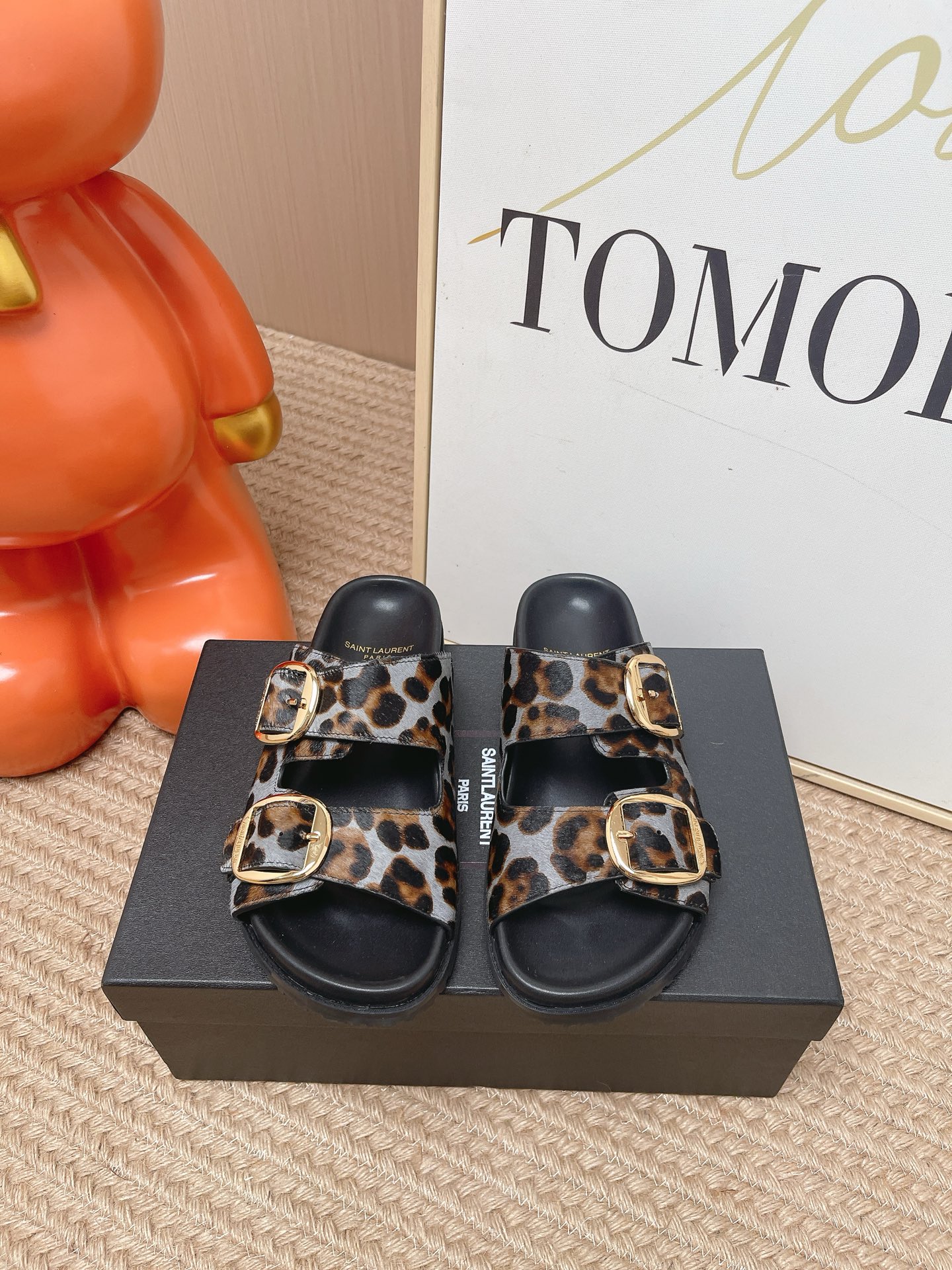 NO:816708,The top version of the 2026ss Saint Laurent flat slippers is reminiscent of the rock and glam aesthetic style of the period when Hedi Slimane was in charge of SAINT LAURENT PARIS. The simple shoe shape is paired with bold animal prints and luxurious materials to create the brand's unique signature style. The upper is made of luxurious horse hair material, and the horse hair print on the cross straps adds strong visual impact and elegance to the feet. The upper is made of special horse hair and the lining is made of high-end sheepskin.  Outsole original molded foam sole Size 35-41 (40, 41 customized, non-returnable), slippers, saint laurent, saint laurent, slippers, sheepskin19860909顶级版本 2026ss圣罗兰这款平底拖鞋让人联想起Hedi Slimane执掌SAINT LAURENT PARIS时期摇滚与华丽的美学风格.简约的鞋型搭配大胆的动物纹印花和奢华的材质,打造出品牌独树一帜的标志性风格,鞋面采用奢华的马毛材质,交叉绑带上的马毛印花为双脚增添了强大的视觉冲击力和优雅气质. 鞋面高定特制马毛 内里高定羊皮 大底原版开模发泡底 Size35-41（40、41定做不退换）,拖鞋,saint laurent,saint laurent,slippers,sheepskin,Women's Shoes