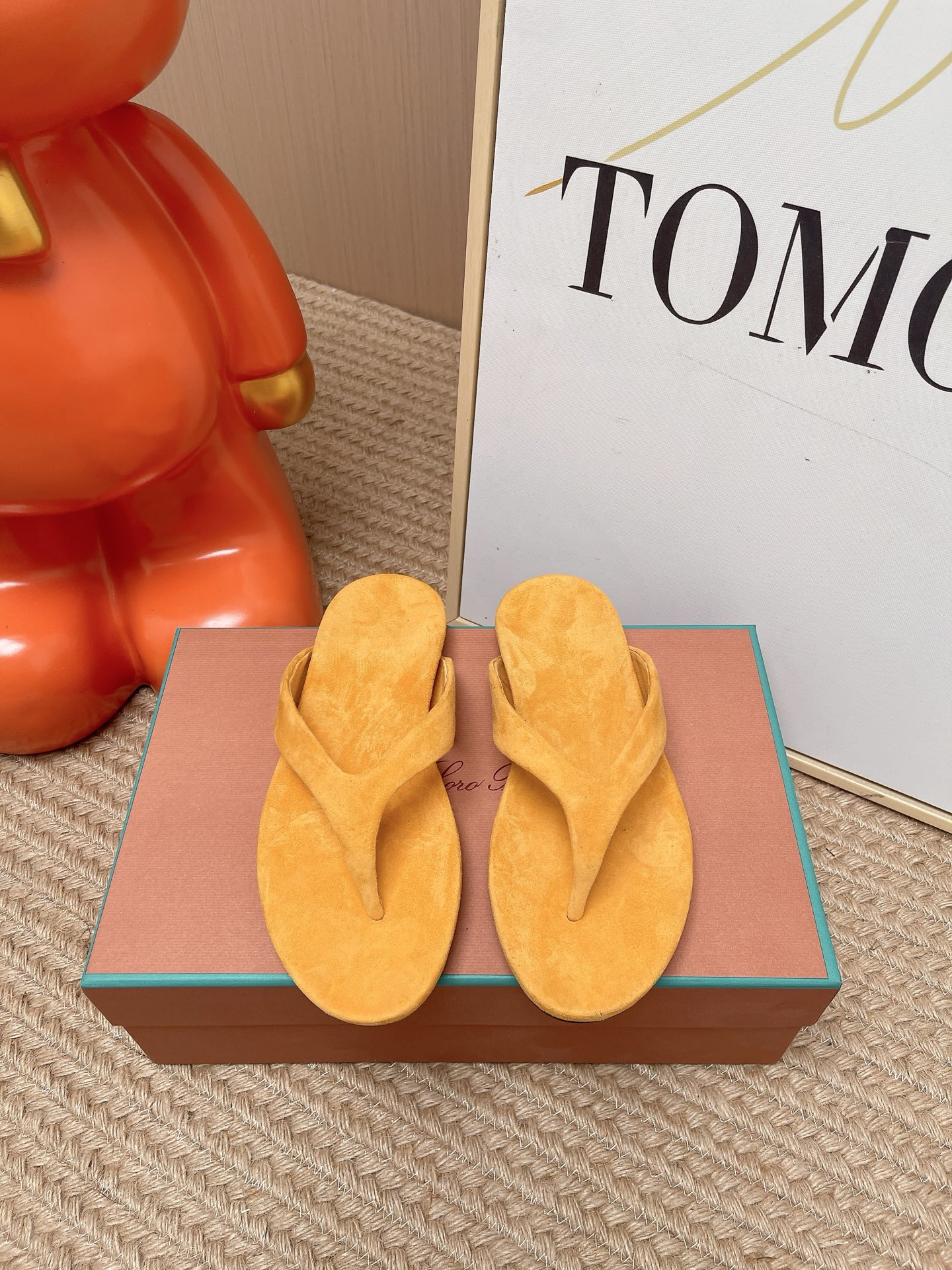 NO:816707,The top version of Loro Piana flip-flops. Italian top cashmere is retro, elegant, low-key and luxurious. Fashionable and practical, it is still the highest quality in the entire network. The upper is silky and smooth. Customized outsole. Size 35-39 for women (40.41 customization is non-returnable), split-toe shoes, loro piana, sheep19860909顶级版本 Loro Piana人字拖.意大利顶级羊绒复古优雅低调奢华.时尚性与皮料实用性同样兼具依然全网最高品质.鞋面羊京丝质柔滑.定制大底. 码数女35-39（40.41定制不退换）,分趾鞋,loro piana,sheep,Women's Shoes