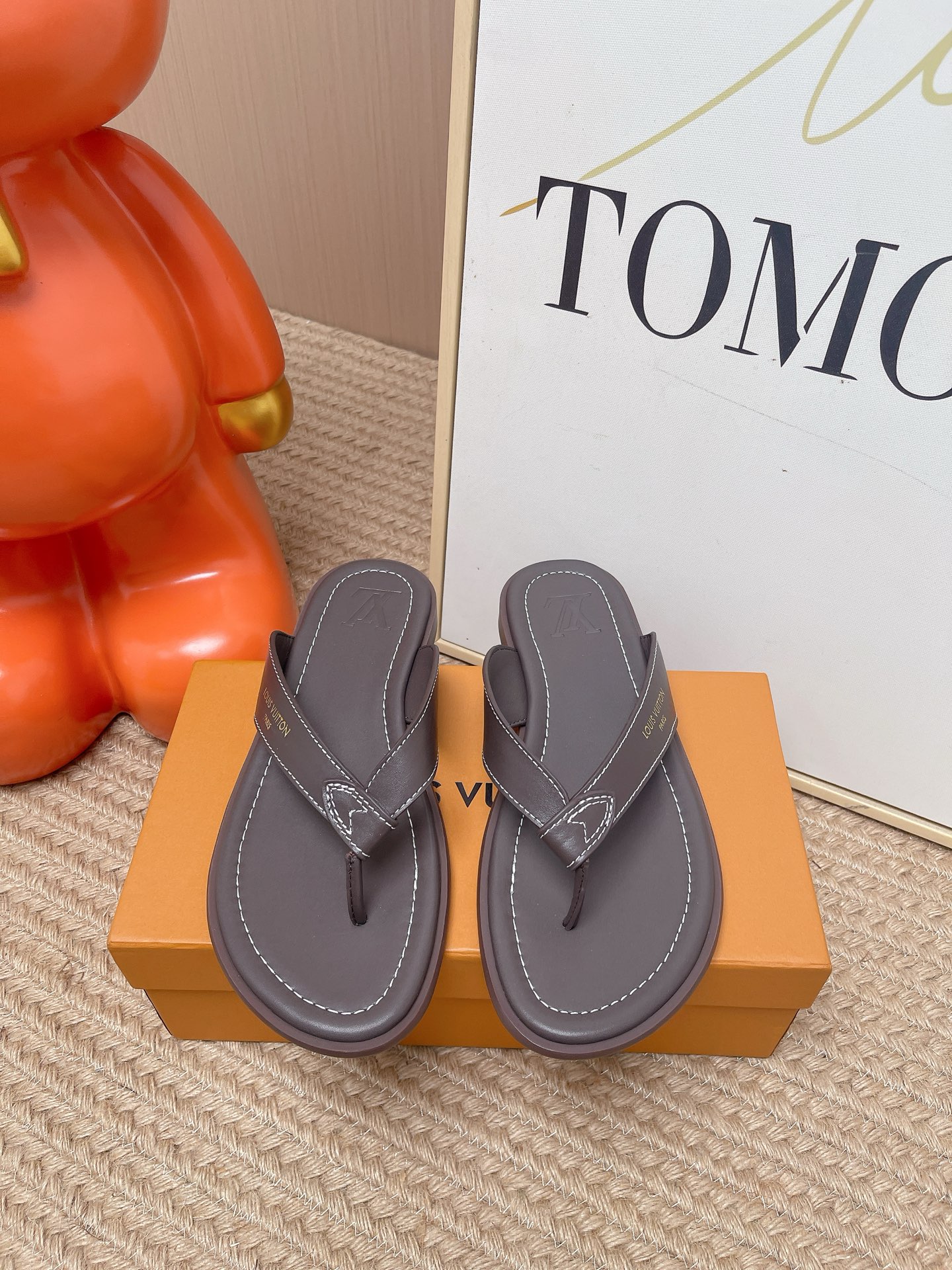 NO:816704,Top version, men's version, L's Waterfront sandals are back with a new look. The iconic monogram pattern on the upper. Made of waterproof rubber, with a comfortable and tough outsole, a light and flexible outsole with embossed logo, an oversized LV logo, simple personality, 5D high-definition leather midsole, LV flip-flops, personalized fashion trends. Size: 39-44 (45 46 custom-made), split-toe shoes, louis vuitton, louis vuitton19860909顶级版本 男款 L家Waterfront凉拖焕新回归 鞋面标志性的monogram图案. 由防水橡胶制成,搭配舒适韧性大底, 轻盈灵活的外底压印标识 超大LV 标志 个性简约 5D高清真皮中底 Lv人字拖 个性时尚潮流 Size:39-44(45 46定做）,分趾鞋,louis vuitton,louis vuitton,Women's Shoes
