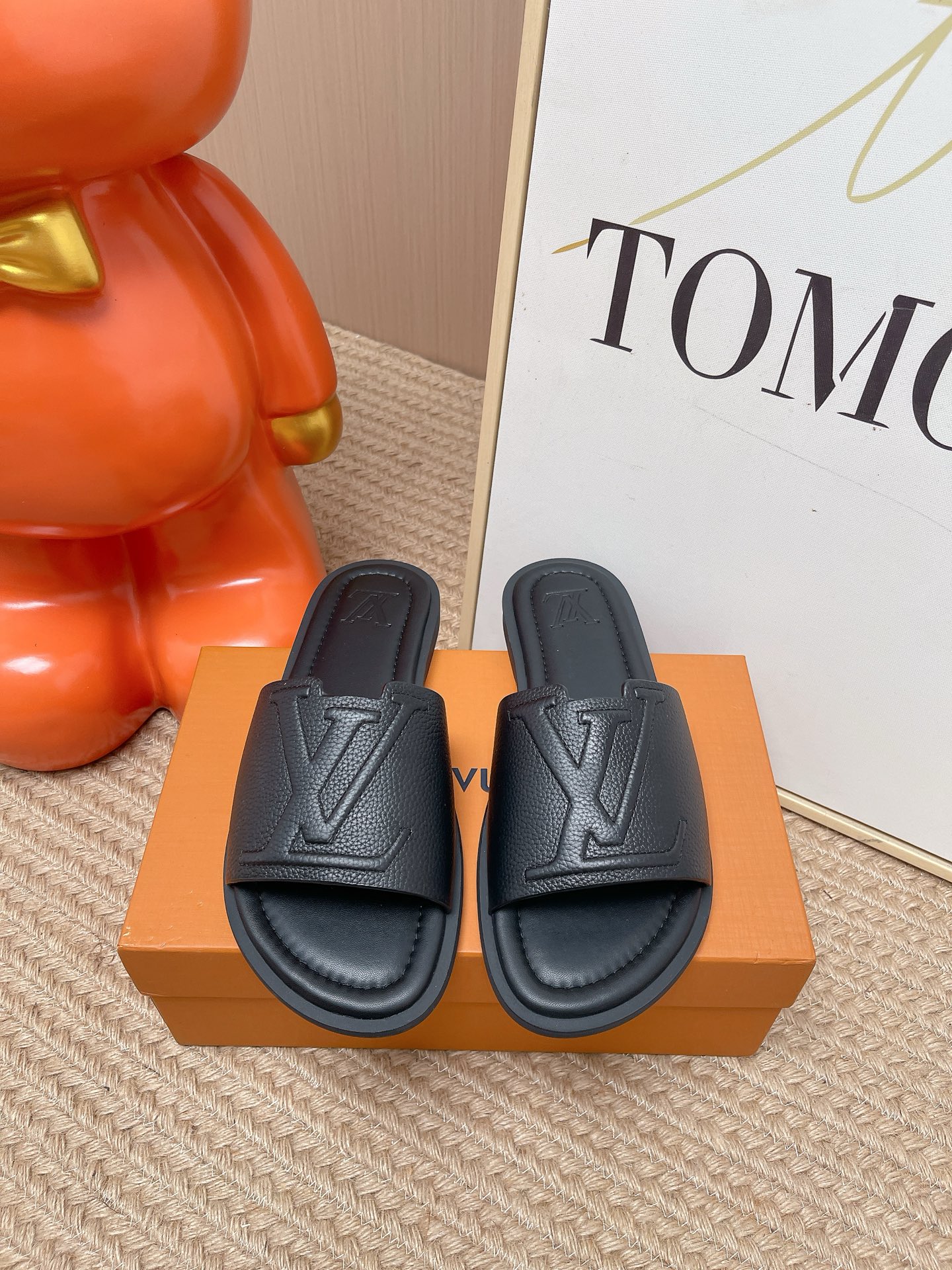 NO:816695,Louis Vuitton Lv2026 latest Lv men's slippers Original mold customization, the fabric is made of imported original materials Upgraded outsole, lighter and non-slip Top quality in the market, simple yet tasteful, a must-have for fashionistas, fashionable at your feet, full of confidence, the same style at the counter The season of summer slippers is here Material first-layer cowhide Inner: cow lining Size 39-44 (customized at 45.46), slippers, louis  vuitton,louis vuitton,slippers,cowhide19860909路易威登 Lv2026 最新款 Lv男士拖鞋 原版开模定制,面料釆用进口原版材料制作 升级版大底,更轻便,防滑 市场顶级品质,简单不失品味,潮人必备,时尚就在脚下,自信满满,专柜同款 夏季拖鞋的季节来了 材料头层牛皮 内里:牛里 码数39-44（45.46定做）,拖鞋,louis vuitton,louis vuitton,slippers,cowhide,Women's Shoes
