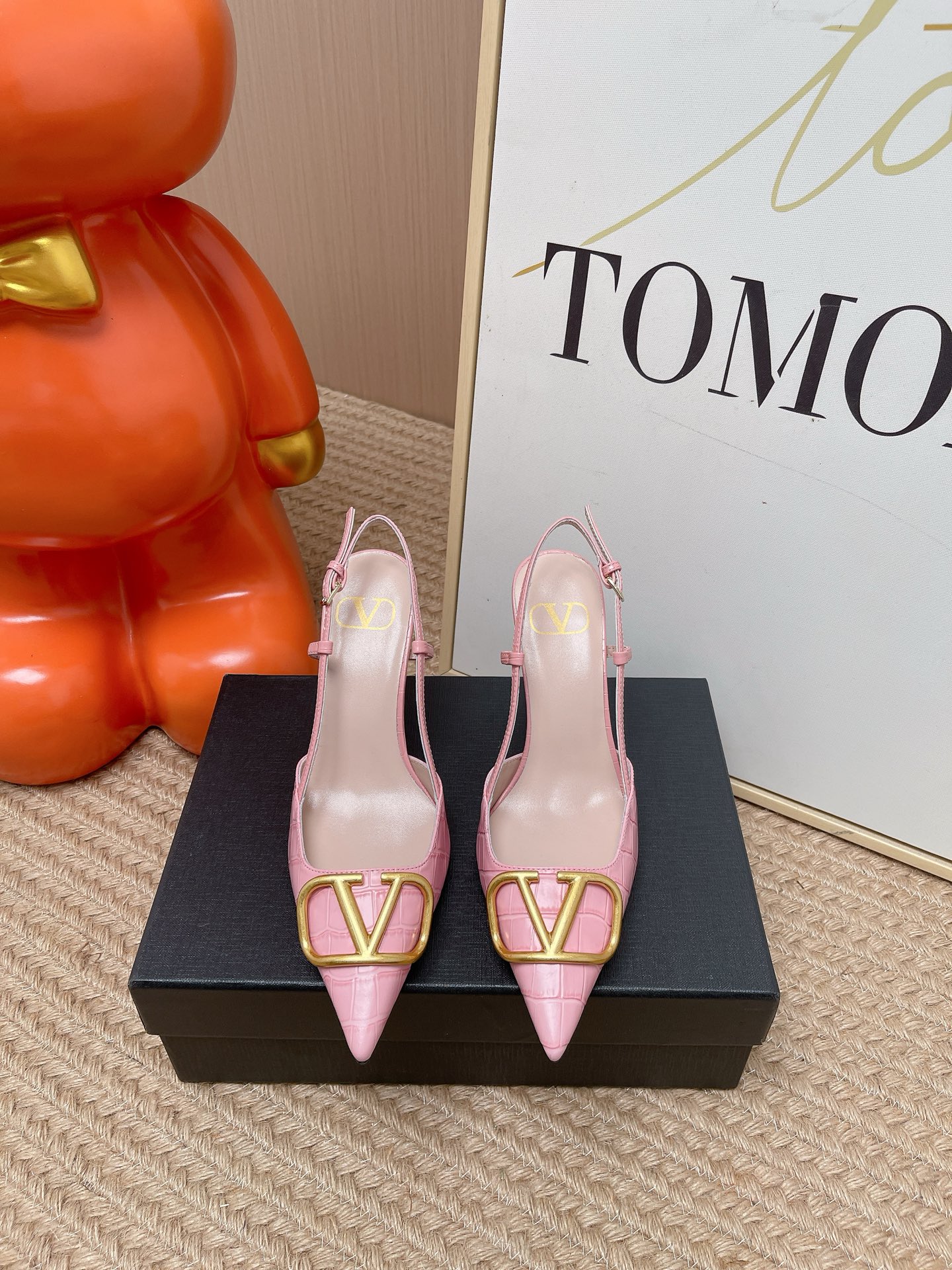 NO:816692,Top version of Valentino VALENTINO 26VLOGO SIGNATURE high heels. Original purchase. 100% comfortable. Material: high-grade crocodile pattern cowhide, sheepskin lining, Italian leather outsole. Heel height: 8.5cm. Size: 35–39 (customized at 40.41), high heels and sandals, valentino, valentino, sandals, high heels, cowhide, sheepskin, Leather soles.19860909顶级版本 华伦天奴VALENTINO 26VLOGO SIGNATURE高跟鞋 原版购入 舒适度百分百 材质:高级鳄鱼纹牛皮 内里羊皮意大利真皮大底 跟高:8.5cm 尺码:35–39（40.41定做）,高跟鞋凉鞋,valentino,valentino,sandals,high heels,cowhide,sheepskin,Leather soles,Women's Shoes