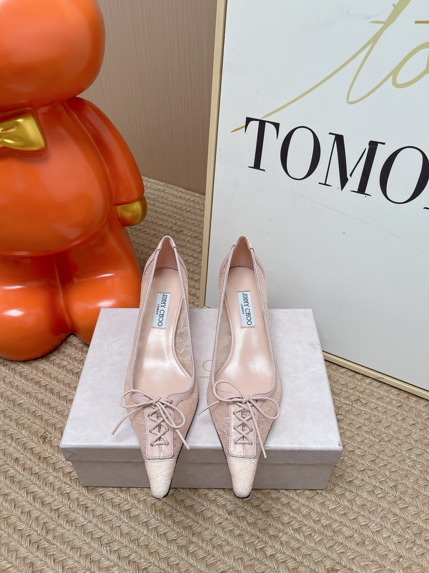 NO:816689,The top version of Jimmy Choo lace cat-heeled shoes, pointed toe design + bow decoration, elegant and refined. The upper is spliced ​​with lace and leather, breathable and textured, and the flat bottom is super comfortable, which is OK for daily commuting or standing for a long time!  The inner lining is soft and fits the shape of your feet, giving you a perfect wearing experience. Whether worn with skirts or trousers, it can easily enhance your look. It is a practical, fashionable and versatile item!  Size 35 to 39 (40.41. Customized), high-heeled shoes, jimmy choo, high heels, skirts19860909顶级版本 Jimmy Choo蕾丝猫跟单鞋,尖头设计+蝴蝶结装饰,优雅精致.鞋面蕾丝与皮革拼接,透气又有质感,平底超舒适,日常通勤或长时间站立都OK！内衬柔软,贴合脚型,穿着体验满分～无论搭配裙装还是裤装,都能轻松提升造型感,是实用又时髦的百搭单品！ 码数 35一39(40.41.定制),高跟鞋单鞋,jimmy choo,high heels,skirts,Women's Shoes