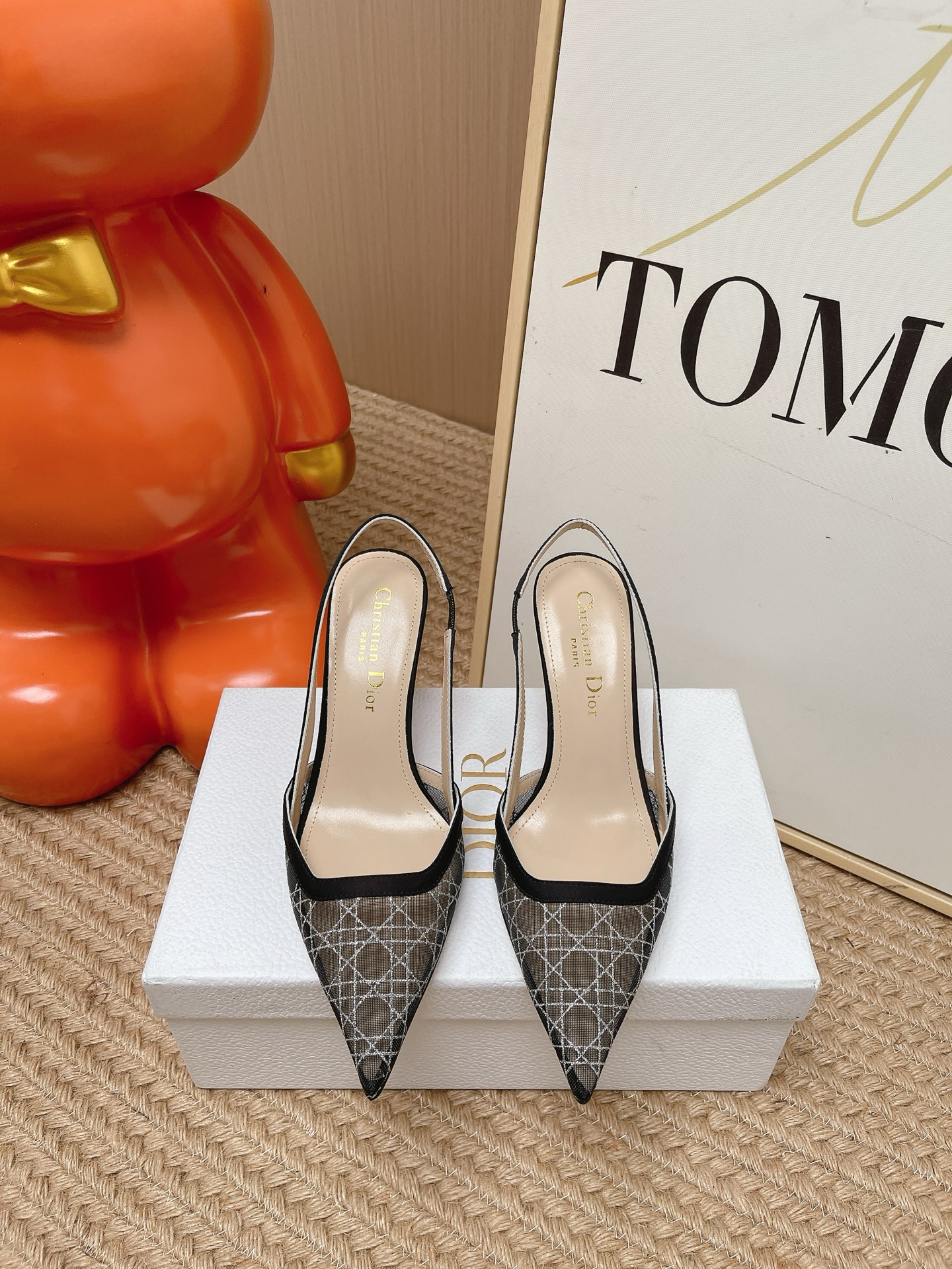 NO:816686,Top version Dior/Dior 26ss transparent mesh glitter pointed-toe high heels. The original purchase is super comfortable on the feet and suitable for any occasion. Material: imported custom mesh, padded sheepskin Italian leather outsole. Heel height: 8cm. Size: 35–39 (40.41 customized), high heels and sandals, dior, dior, sandals, high heels, sheepskin, Leather soles.19860909顶级版本 Dior/迪奥26ss 透明网闪粉尖头高跟鞋 原版购入上脚超级舒适 适合任何场合 材质:进口定制网纱 垫脚羊皮意大利真皮大底 跟高:8cm尺码:35–39（40.41定做）,高跟鞋凉鞋,dior,dior,sandals,high heels,sheepskin,Leather soles,Women's Shoes