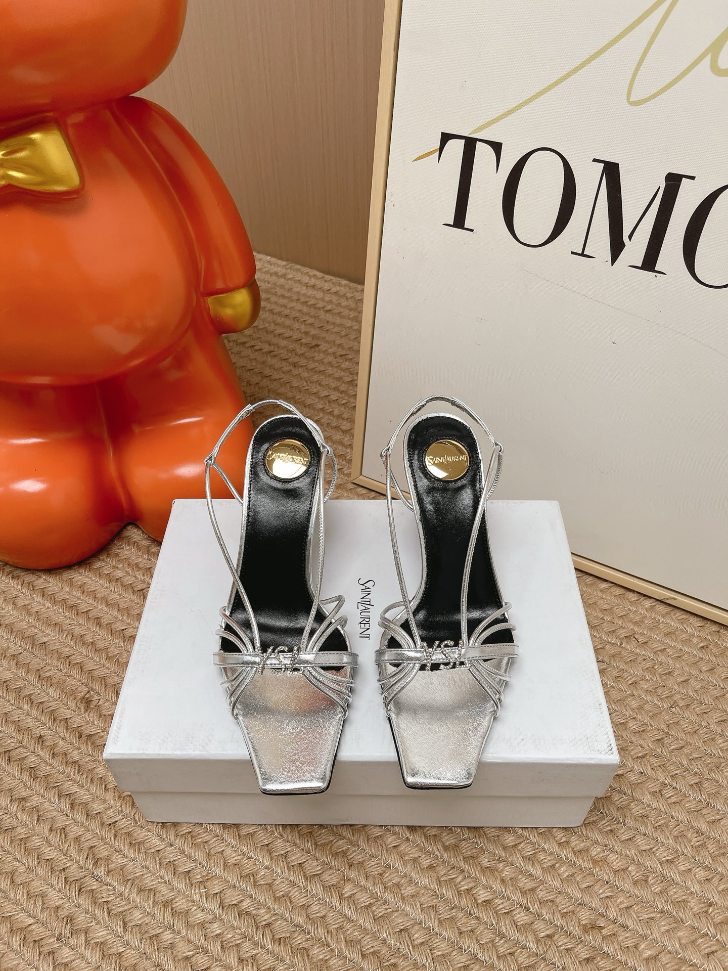 NO:816683,Top version YSL Saint Laurent 2026 summer rhinestone buckle square toe high-heeled sandals. Original purchase and genuine development. Material: sheepskin strips. Sheepskin lining Italian genuine leather outsole. Heel height: 8cm. Size: 35–39 (customized at 40.41), high-heeled sandals, saint laurent, saint laurent, sandals, high heels, sheepskin, Leather soles.19860909顶级版本 YSL 圣罗兰 2026夏日水钻扣方头高跟凉鞋 原版购入正品开发 材质:羊皮抽条 内里羊皮意大利真皮大底 跟高:8cm 尺码:35–39（40.41定做）,高跟鞋凉鞋,saint laurent,saint laurent,sandals,high heels,sheepskin,Leather soles,Women's Shoes