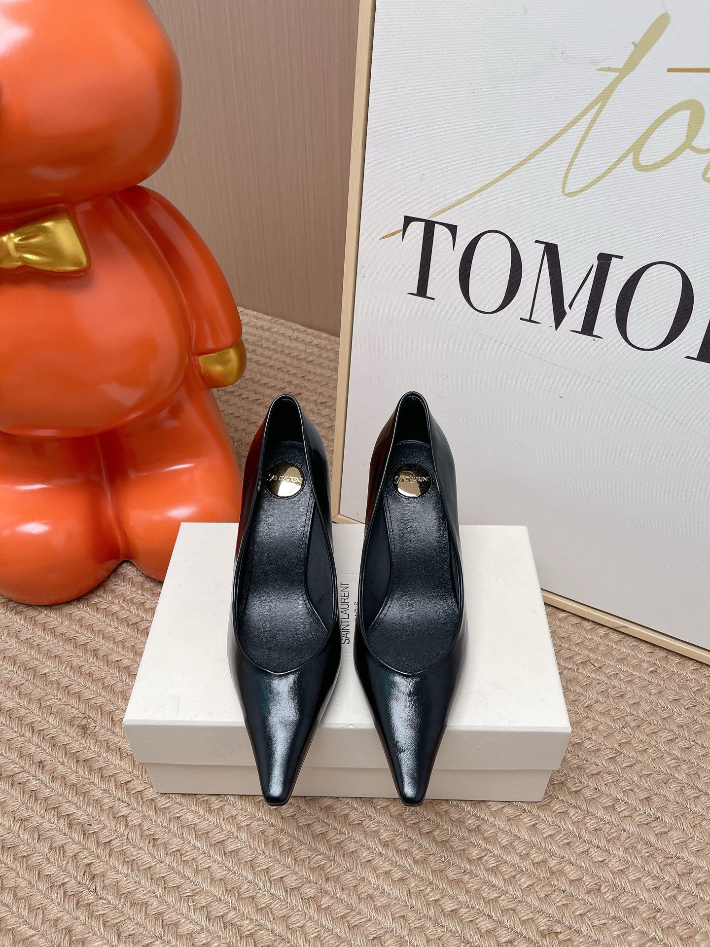 NO:816709,Top version 2026 spring and summer new YSL Saint Laurent / Yves Saint Laurent ysl slippers, super super invincible and popular single shoes. The hardware buckles of each layout in our house need to be molded and customized at 1:1!  The effect is very comfortable, the foot feels great, and whether you pair it with jeans, a small suit, or a skirt, it can be matched with natural leather upper, sheepskin lining, genuine leather outsole, heel height 7.5cm, size 35-39 (40.41 customization is non-returnable and non-exchangeable), high-heeled shoes, saint laurent, saint laurent, saint laurent, high heels, slippers, skirts, jeans, cowhide, sheepskin, Leather  soles19860909顶级版本 2026春夏新款 YSL Saint Laurent / 圣罗兰ysl拖鞋 超级超级无敌火爆的一个款单鞋 这款我们家每个版面的五金扣都要开模1:1定制！效果非常舒服,脚感很棒,而且无论你搭配牛仔裤,小西服,裙子,都能搭配自然 鞋面牛皮 内里绵羊皮 鞋底真皮大底 跟高7.5cm 尺码35-39（40.41定制不退不换),高跟鞋单鞋,saint laurent,saint laurent,saint laurent,high heels,slippers,skirts,jeans,cowhide,sheepskin,Leather soles,Women's Shoes