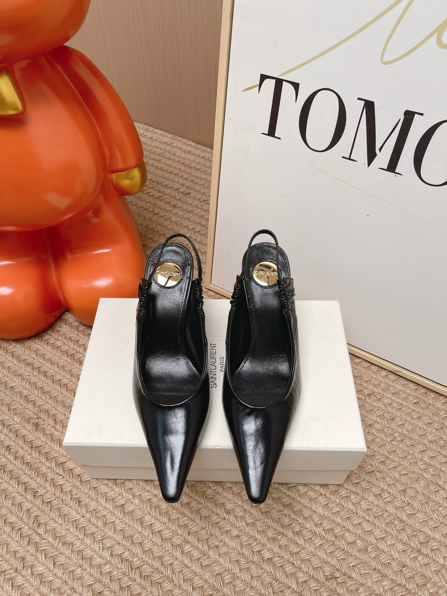 NO:816706,Top version 2026 spring and summer new YSL Saint Laurent / Yves Saint Laurent ysl slippers, super super invincible and popular slippers. The hardware buckles of each layout in our house need to be molded and customized at 1:1!  The effect is very comfortable, the foot feels great, and whether you pair it with jeans, a small suit, or a skirt, it can be matched with natural leather uppers, sheepskin lining, genuine leather outsole, heel height 1.0/7.5cm, size 35-39 (40.41 customization, non-returnable, non-exchangeable), sandals, saint laurent, saint laurent, saint  laurent,sandals,slippers,skirts,jeans,cowhide,sheepskin,Leather soles19860909顶级版本 2026春夏新款 YSL Saint Laurent / 圣罗兰ysl拖鞋 超级超级无敌火爆的一个款拖鞋 这款我们家每个版面的五金扣都要开模1:1定制！效果非常舒服,脚感很棒,而且无论你搭配牛仔裤,小西服,裙子,都能搭配自然 鞋面牛皮 内里绵羊皮 鞋底真皮大底 跟高1.0/7.5cm 尺码35-39（40.41定制不退不换),凉鞋,saint laurent,saint laurent,saint laurent,sandals,slippers,skirts,jeans,cowhide,sheepskin,Leather soles,Women's Shoes
