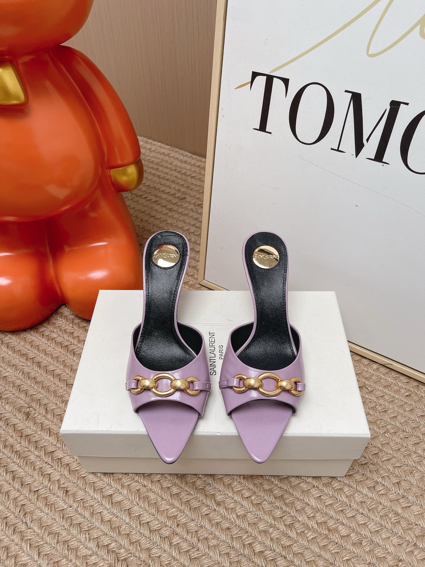 NO:816700,Top version Saint Lauren* 26SS early spring new Saint Laurent chain pointed toe high-heeled slippers Ysl pointed toe stilettos are elegance engraved in DNA. The golden chain flows on the upper, like the delicacy in a retro illustrated magazine, on the feet. Every step is effortless nobility and style. Who can resist a pair of chain mules with their own aura?  The pointed toe lengthens the leg line, and the metal chain lights up the whole body. From commuting suits to date skirts, you can switch to the 'heroine' mode with one click. The complexity is eliminated, leaving only clean lines and metallic luster. The pointed toe outlines the edge, and the chain embellishes your attitude. This pair of shoes is your style statement that needs no words. The shiny patent leather + gold chain are retro and sexy, and the upper feet directly transform into 'the flower of wealth in the world', and you walk with wind!  Upper cowhide, lining sheepskin, sole Italian genuine leather outsole, heel height 7.5cm, Size 35-41 (40.41 customized, non-refundable), high heels and slippers, saint laurent, saint laurent, saint laurent, high heels, slippers, skirts, business suit, cowhide, sheepskin, Leather soles19860909顶级版本 Saint Lauren* 26SS早春新款圣罗兰链条尖头高跟拖鞋 Ysl 尖头细高跟,是刻在DNA里的优雅.金色链条在鞋面流转,像把复古画报里的精致,在了脚上.每一步,都是不费力的贵气与风情.谁能拒绝一双自带气场的链条穆勒鞋？尖头拉长腿线,金属链点亮全身,从通勤西装到约会小裙,都能一键切换成“女主角”模式. 褪去繁杂,只留利落线条与金属光泽.尖头勾勒锋芒,链条点缀态度,这双鞋,是你无需多言的风格宣言.漆皮亮面+金色链条,复古又性感,上脚直接变身“人间富贵花”,走路都带风！ 鞋面牛皮 内里羊皮 鞋底意大利真皮大底 跟高7.5cm Size35-41（40.41定制不退换）,高跟鞋拖鞋,saint laurent,saint laurent,saint laurent,high heels,slippers,skirts,business suit,cowhide,sheepskin,Leather soles,Women's Shoes