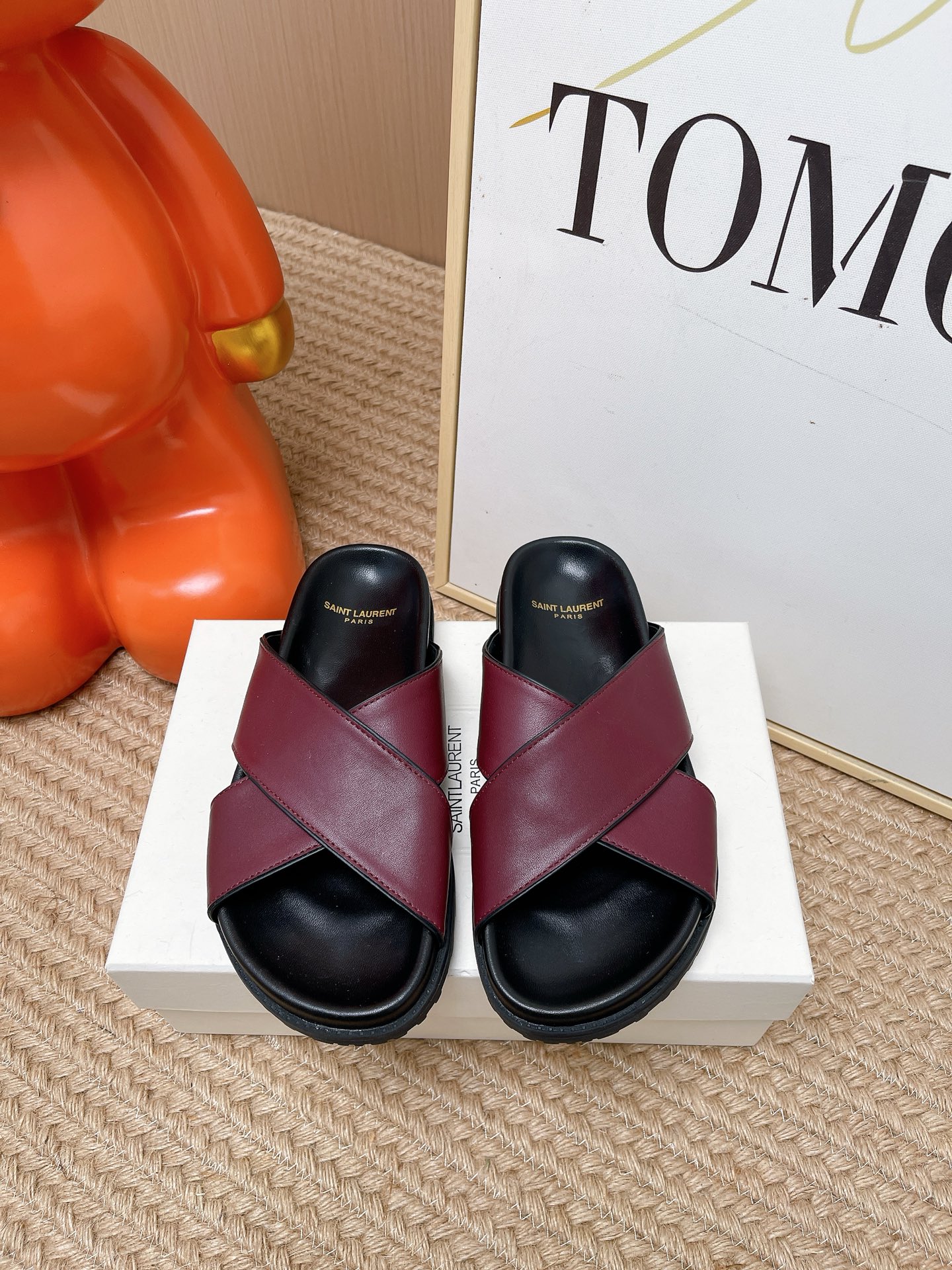 NO:816697,Top version 2026ss Yves Saint Laurent cross slippers | Lazy and high-end feeling - Cross strap design modifies the foot shape, thick soles are comfortable to step on - Minimalist black gold label details, low-key and noble. High-end custom-made cowhide/horse hair upper, high-end sheepskin lining, original open-molded foam sole, Size35-39 (40 customized, non-refundable), slippers, saint  laurent,slippers,cowhide,sheepskin19860909顶级版本 2026ss圣罗兰拖鞋交叉拖｜慵懒高级感拉满 - 交叉带设计修饰脚型,厚底踩感舒适 - 极简黑金标细节,低调显贵气 鞋面高定特制牛皮/马毛 内里高定羊皮 大底原版开模发泡底 Size35-39（40定做不退换）,拖鞋,saint laurent,slippers,cowhide,sheepskin,Women's Shoes