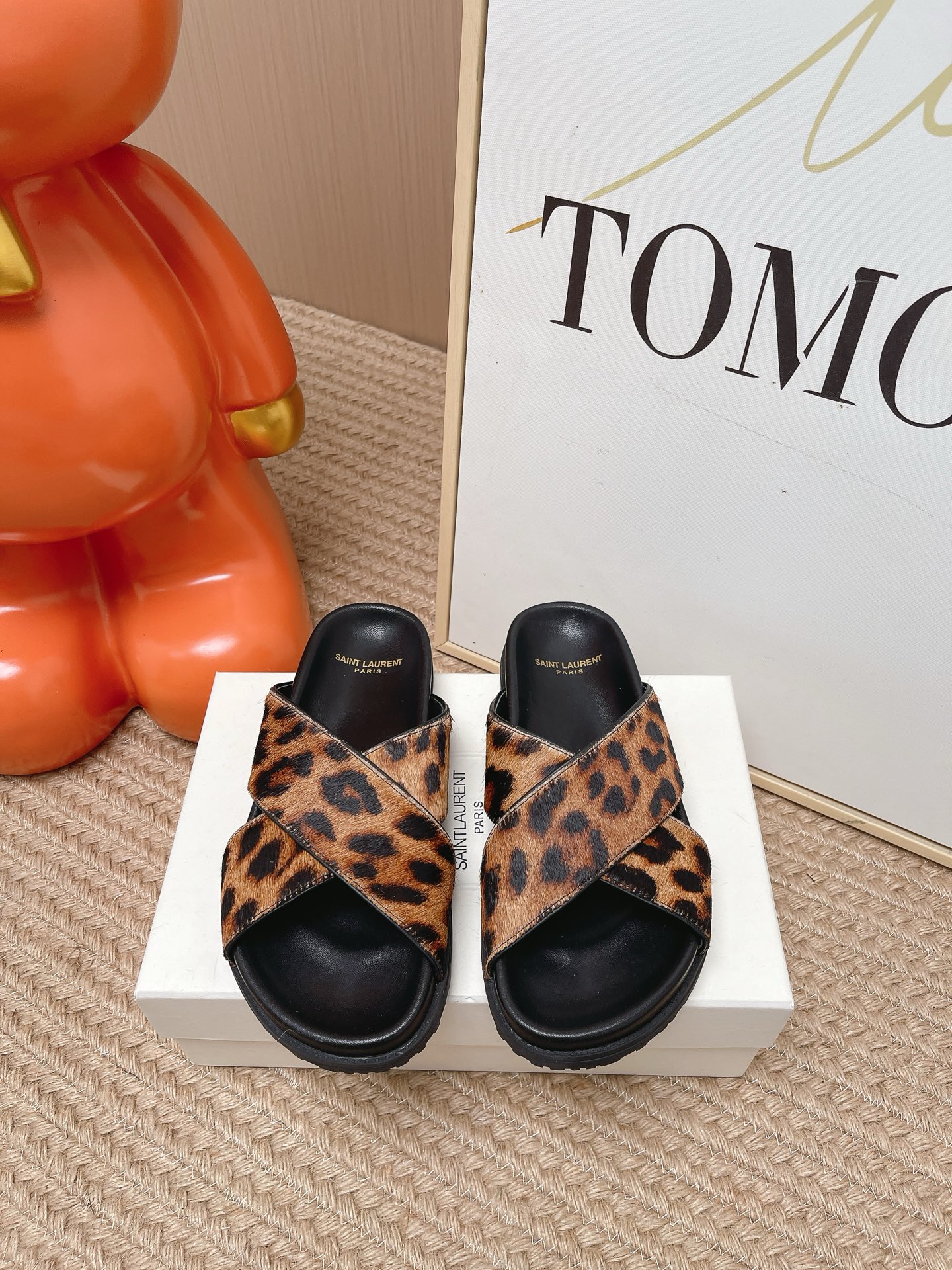 NO:816698,Top version 2026ss Yves Saint Laurent cross slippers | Lazy and high-end feeling - Cross strap design modifies the foot shape, thick soles are comfortable to step on - Minimalist black gold label details, low-key and noble. High-end custom-made cowhide/horse hair upper, high-end sheepskin lining, original open-molded foam sole, Size35-39 (40 customized, non-refundable), slippers, saint  laurent,slippers,cowhide,sheepskin19860909顶级版本 2026ss圣罗兰拖鞋交叉拖｜慵懒高级感拉满 - 交叉带设计修饰脚型,厚底踩感舒适 - 极简黑金标细节,低调显贵气 鞋面高定特制牛皮/马毛 内里高定羊皮 大底原版开模发泡底 Size35-39（40定做不退换）,拖鞋,saint laurent,slippers,cowhide,sheepskin,Women's Shoes