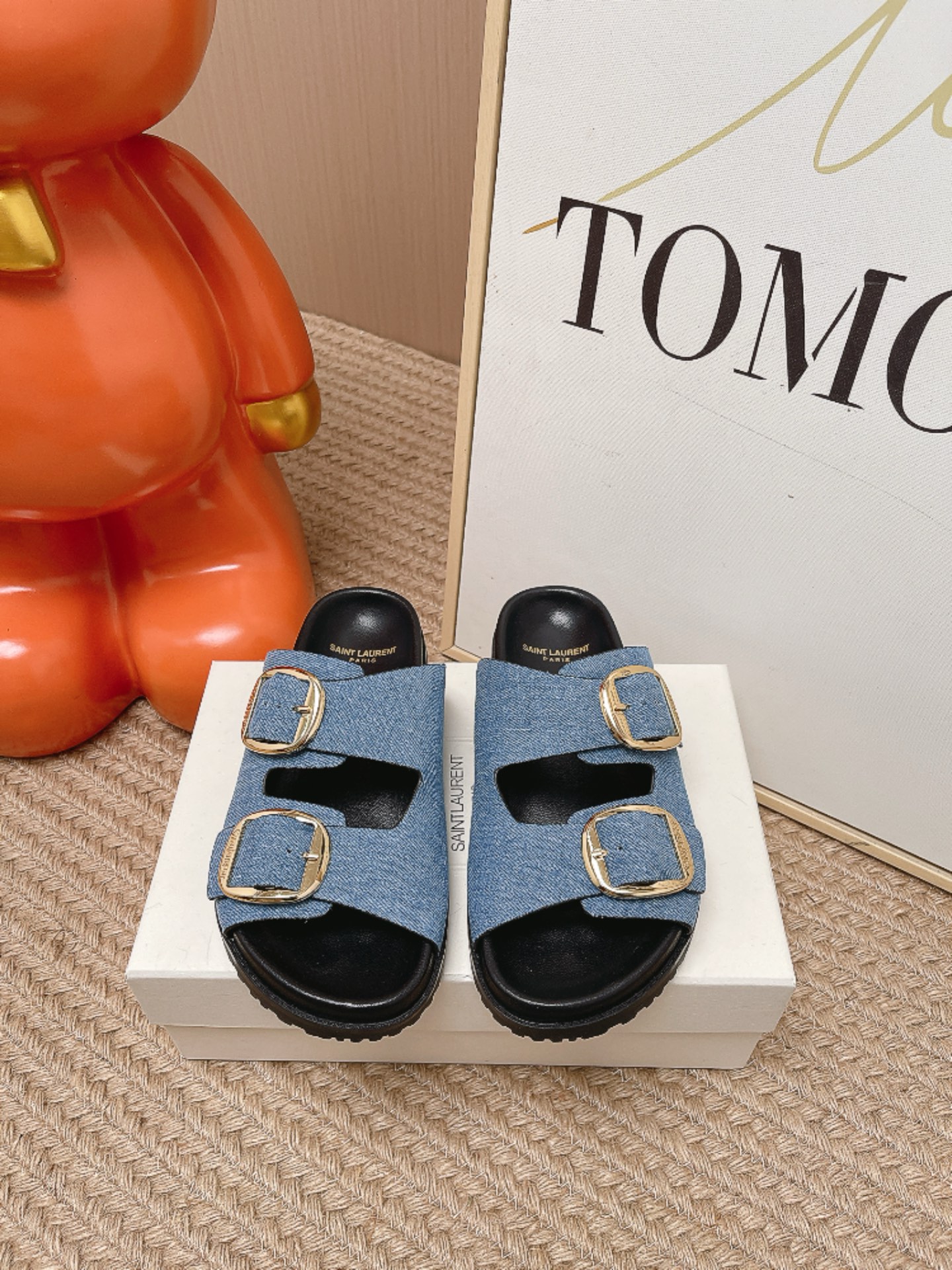 NO:816701,Top version 2026ss saint laurent slippers | full of lazy and high-end sense - horizontal strap double buckle design modifies the foot shape, thick soles are comfortable to step on - minimalist black gold label details, low-key and noble. High-end custom cowhide upper, high-end sheepskin lining, original open-molded foam sole, Size35-39 (40 custom made, non-returnable), slippers, saint laurent, slippers, cowhide, sheepskin19860909顶级版本 2026ss圣罗兰拖鞋｜慵懒高级感拉满 - 横带双扣带设计修饰脚型,厚底踩感舒适 - 极简黑金标细节,低调显贵气 鞋面高定特制牛皮 内里高定羊皮 大底原版开模发泡底 Size35-39（40定做不退换）,拖鞋,saint laurent,slippers,cowhide,sheepskin,Women's Shoes