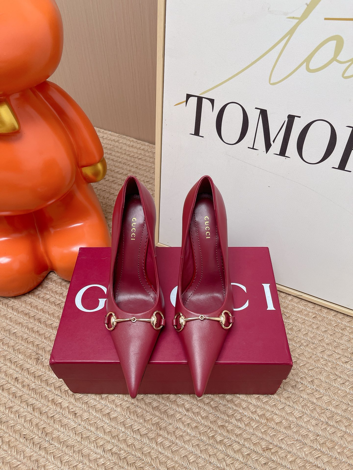 NO:818834,Top version Gucci Gucci 2026 early spring new horsebit pointed-toe women's shoes Double G letter logo hardware buckle high-heeled shoes Material: imported calfskin upper + water-dyed sheepskin lining + original molded hardware buckle + Italian leather outsole Size: 35-40 (40 customized non-refundable), high-heeled shoes, gucci, gucci, high heels, cowhide, sheepskin, Leather soles19860909顶级版本 Gucci 古驰 2026早春新款马衔扣尖头女鞋 双G字母logo五金扣高跟单鞋 材质:鞋面进口小牛皮+水染羊皮内里+原版开模五金扣+意大利真皮大底 Size:35-40(40定制不退换）,高跟鞋单鞋,gucci,gucci,high heels,cowhide,sheepskin,Leather soles,Women's Shoes