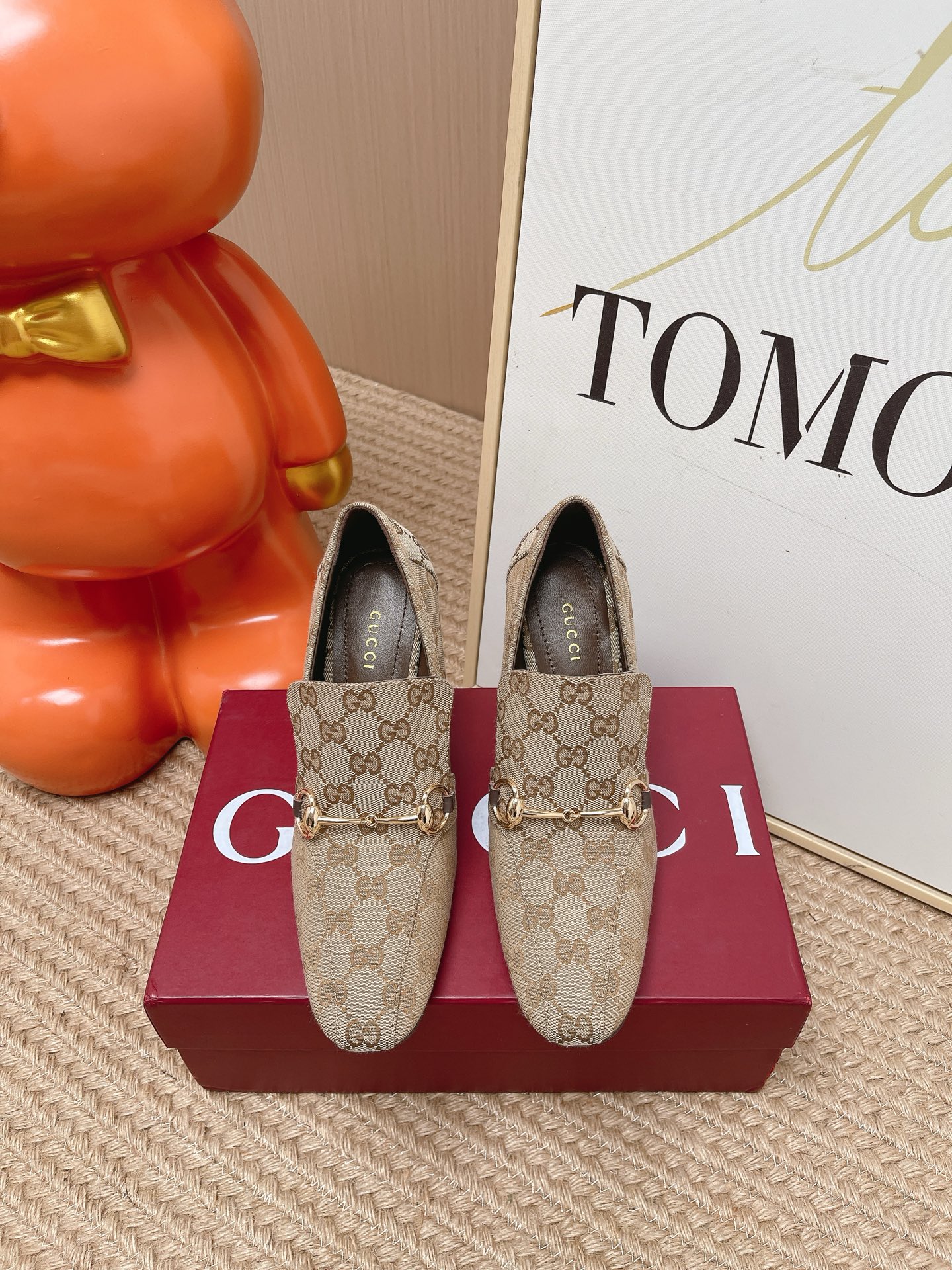 NO:818828,Top version 2026 spring and summer new color Gucci Jordaan classic series latest version Double G cloth horsebit high-heeled loafers As an outstanding representative of design heritage, the new series of horsebit loafers vividly highlights the classic and elegant style. This shoe is made of the brand's iconic letters G G interlaced pattern embossed leather, making it a timeless classic. This shoe is made of soft material and has a refined and smooth gallery shape, highlighting daily elegance!  Customized cowhide leather/double G cloth upper, sheepskin lining, Italian genuine leather outsole, size 35-39 (female 40.41. Customized, non-refundable), high heels, gucci, gucci, loafers, high heels, cowhide, sheepskin, Leather soles19860909顶级版本 2026春夏新配色Gucci 古驰Jordaan经典款系列最新版面双G布面马衔扣高跟乐福单鞋 作为设计传承的杰出代表,新系列饰马衔扣乐福鞋,生动彰显经典优雅格调.这款鞋履采用品牌标志性字母G G交织图案压纹皮,成就隽永经典.这款鞋履材质柔软,廊形精致流畅,彰显日常优雅风范！ 鞋面定制牛皮/双G布面 内里垫脚羊皮 鞋底意大利真皮大底 码数35-39（女40.41.定做不退换）,高跟鞋单鞋,gucci,gucci,loafers,high heels,cowhide,sheepskin,Leather soles,Women's Shoes