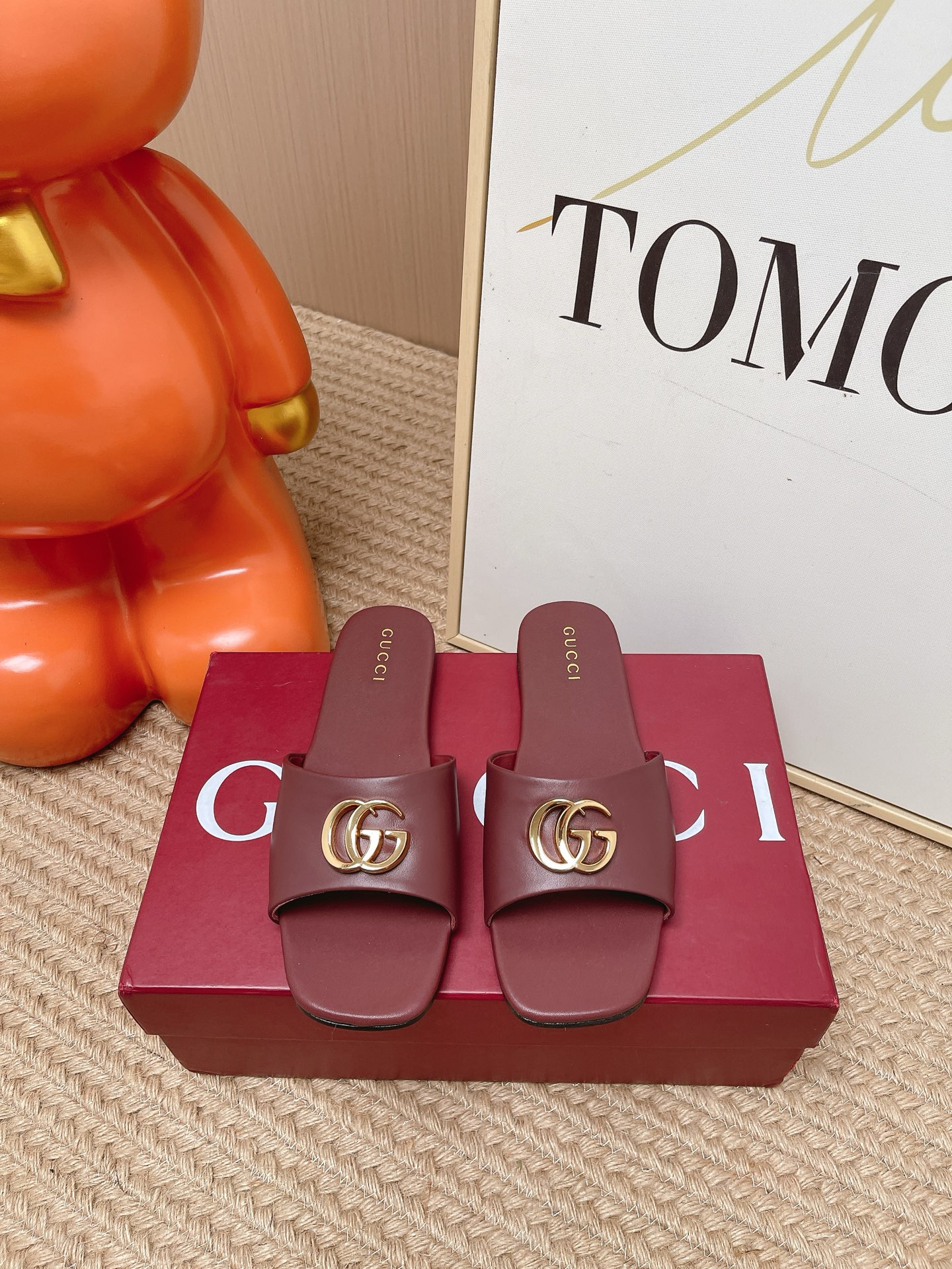 NO:818816,Purchasing agent Gucci 2026 spring and summer new style GG metal buckle flat high-heeled slippers Gucci GG metal buckle slippers, golden double G metal buckle, simple and highly recognizable. One-line slipper design, thick heel structure, very comfortable for daily wear or leisure. The sole is wear-resistant rubber, with perfect anti-slip power, which can be easily used for commuting and vacation ~ Retro style, versatile skirts and jeans, easily enhance the sense of style, it is a practical and fashionable fashion item!  Size 35-39 (40.41. Customized items cannot be returned or exchanged), slippers, gucci, gucci, slippers, skirts, jeans19860909代购级 Gucci古驰 2026春夏新款 GG金属扣 平底 高跟拖鞋 Gucci GG金属扣拖鞋,金色双G金属扣,简约又超有辨识度 一字拖设计,粗跟结构,日常外穿或休闲都很舒适.鞋底是耐磨橡胶,防滑力满分,通勤、度假都能轻松驾驭～ 复古风格,百搭裙装、牛仔裤,轻松提升造型感,是实用又时髦的时尚单品！ Size 35-39（40.41.定做不退换）,拖鞋,gucci,gucci,slippers,skirts,jeans,Women's Shoes