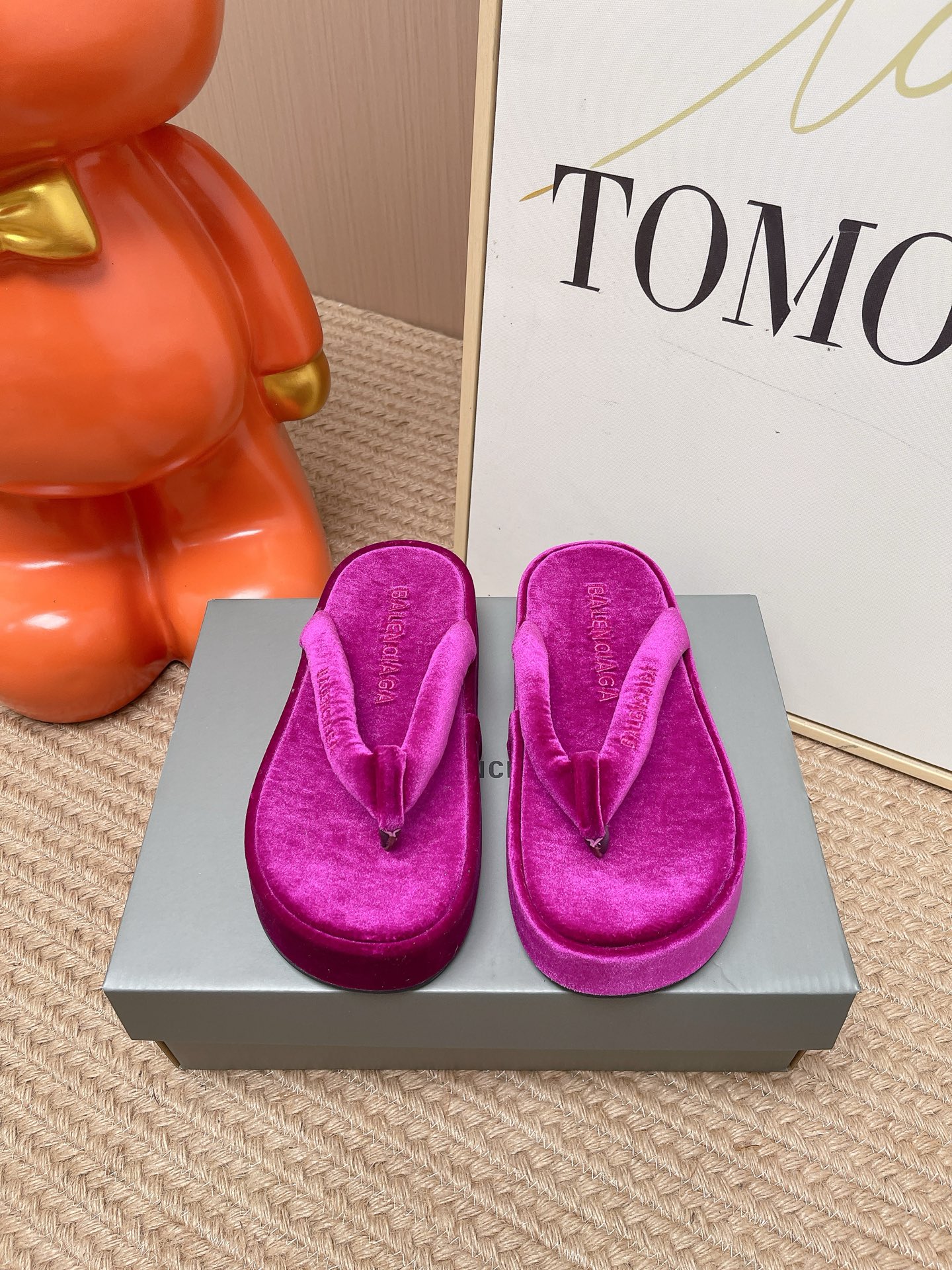 NO:818804,Purchasing agent Balen Balenciaga 26ss new summer style tassel flip-flops, a must-have for the beach, Balenciaga's latest hot summer flip-flops, a versatile style that shows slimming feet, a slipper with great looks, perfect with any combination!  Lazy slippers are worth recommending, velvet upper Size#35-39 (40-41 customization is not returnable), split-toe shoes, balenciaga, balenciaga, slippers19860909代购级 Balen巴黎世家26ss 夏季新款 流苏 夹脚人字拖 海滩必备款 巴黎世家最新爆款 夏季夹脚拖鞋、百搭显脚瘦气质款,颜值爆棚的一款拖鞋,任意搭配都很绝！懒人拖鞋值得推荐 鞋面绒 Size#35-39（40 41定制不退换）,分趾鞋,balenciaga,balenciaga,slippers,Women's Shoes