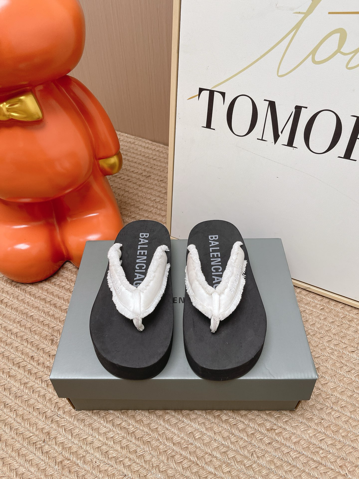 NO:818810,Purchasing agent Balen Balenciaga 26ss new summer style tassel flip-flops, a must-have for the beach, Balenciaga's latest hot summer flip-flops, a versatile style that shows slimming feet, a slipper with great looks, perfect with any combination!  Lazy slippers are worth recommending. The upper is mixed and comfortable. Size#35-39 (40 41 customization is not returnable), split-toe shoes, balenciaga, balenciaga, slippers19860909代购级 Balen巴黎世家26ss 夏季新款 流苏 夹脚人字拖 海滩必备款 巴黎世家最新爆款 夏季夹脚拖鞋、百搭显脚瘦气质款,颜值爆棚的一款拖鞋,任意搭配都很绝！懒人拖鞋值得推荐 鞋面混合物编织 舒服 Size#35-39（40 41 定制不退换）,分趾鞋,balenciaga,balenciaga,slippers,Women's Shoes