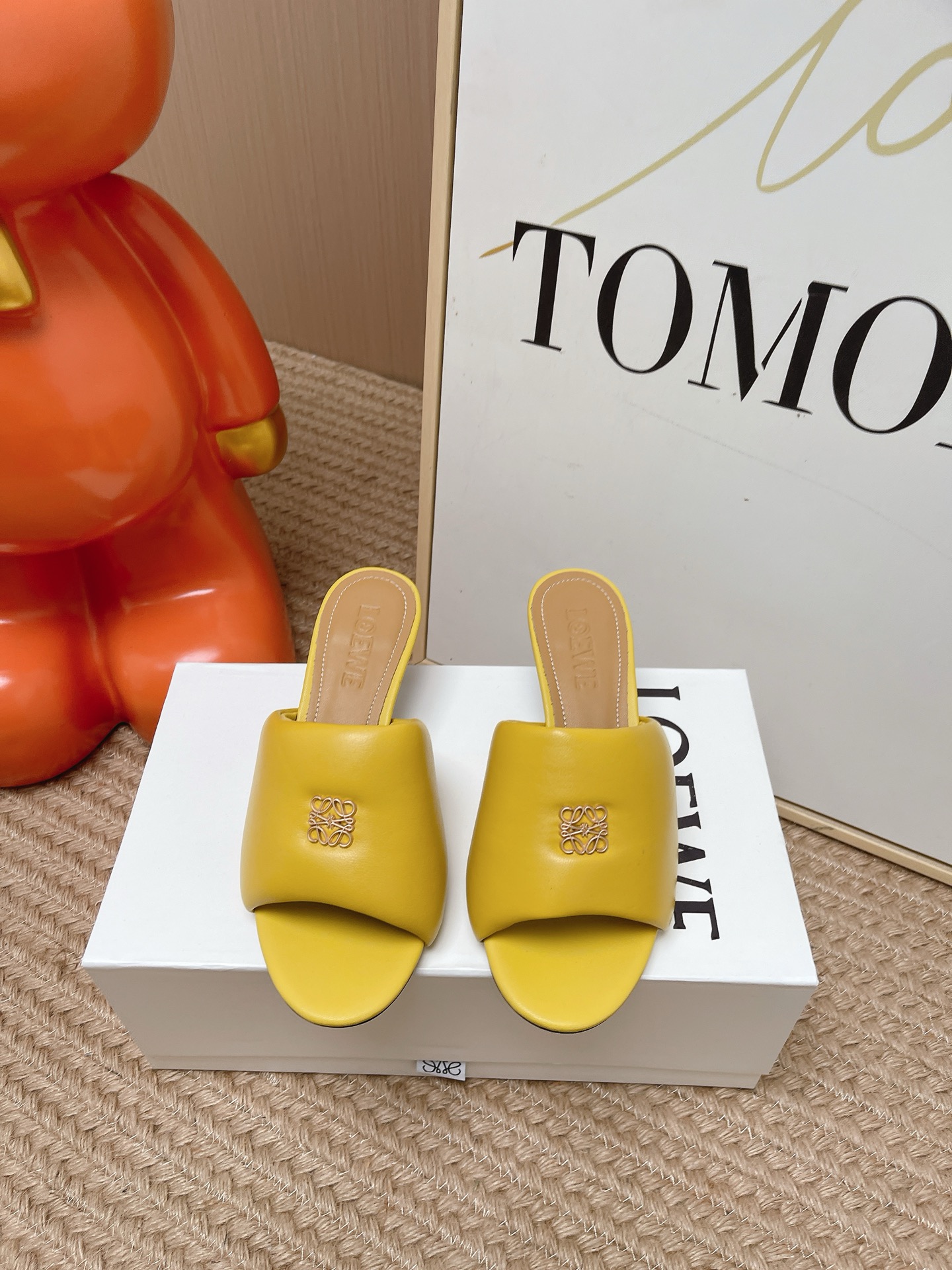 NO:818796,Purchasing agent LOEWE 26ss spring and summer latest model, small-heeled bread slippers, large bread upper, wraps the feet very well, very slimming!  Little fairies who like this style must buy it!  The upper is made of imported calfskin and the lining is mixed sheepskin. The leather is delicate and very comfortable on the feet. Simple line design. Big toe design. Super tasteful. Italian genuine leather outsole Size: 35-41 (40 and 41 are customized and non-returnable), slippers, loewe, loewe, slippers, cowhide, sheepskin, Leather soles19860909代购级 罗意威LOEWE 26ss春夏最新款 ,小跟面包拖鞋   大大的面包鞋面,很好的包裹脚面,非常显瘦！喜欢这种风格的小仙女必须要入手哦！ 鞋面采用进口小牛皮 内里混种羊皮,皮料细腻上脚非常舒适 简约的线条设计 鞋头大头的设计 超级有味道 意大利真皮大底 Size: 35-41（40 41定制不退换）,拖鞋,loewe,loewe,slippers,cowhide,sheepskin,Leather soles,Women's Shoes