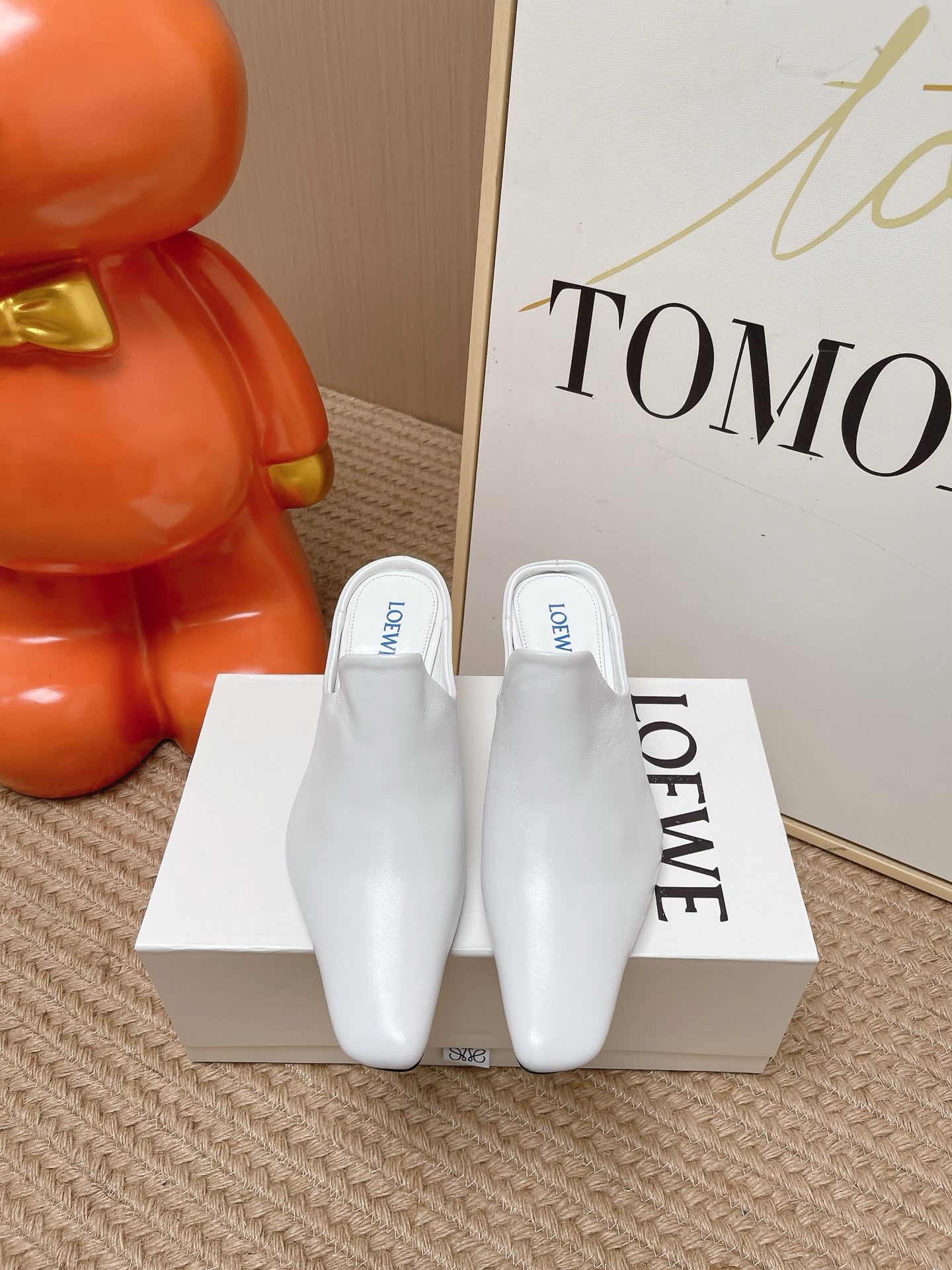 NO:818791,Purchasing agent level LOEW* Loewe 2026ss new vintage style calfskin high-heeled slippers Mule shoes The most popular slippers recently. Popular model on Xiaohongshu and the Internet. Super cute. A must-have item that fashionistas must not miss. No complicated decorations. Excellent vintage feel. Purity and minimalism are neat and poetic. Original custom-made calfskin fabric. Imported sheepskin lining. Heel height 4.5cm. Italian imported leather outsole.  Size 35-39 (40 41 customized, non-returnable), half-slip high heels, loewe, loewe, high heels, slippers, cowhide, sheepskin, Leather soles19860909代购级 LOEW*罗意威 2026ss新品复古风小牛皮高跟拖鞋 穆勒鞋 最近大热的一款拖鞋 小红书、外网火爆款 超级可爱 时髦精绝对不能错过的必入款 没有任何繁杂装饰 质感极好的vintage感 纯粹和极简做得利落又诗意 面料原版定制小牛皮 内里进口羊皮 跟高4.5cm 意大利进口真皮大底 码数35-39 (40 41 定做不退换),半拖高跟鞋,loewe,loewe,high heels,slippers,cowhide,sheepskin,Leather soles,Women's Shoes