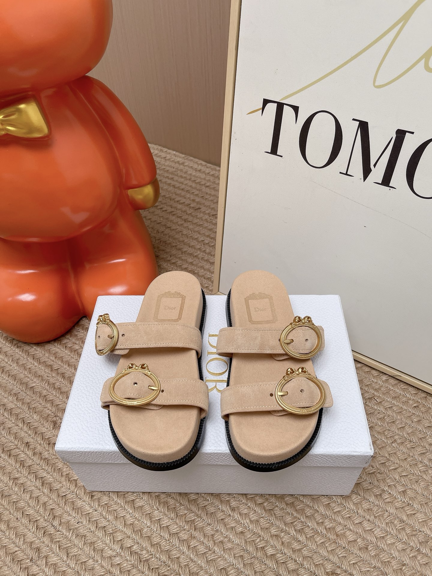 NO:818785,The top version of DIOR Dior's latest spring and summer double-strap gold buckle sandals. There are many celebrity Internet celebrities. Classic design. The details are full of brand elements. The brand value is full. It will basically not match the clothes when worn. It is very simple without excessive decoration. It has always been minimalist style. It is easy to hold and feel relaxed. The ergonomic design disperses the pressure of the foot. It is comfortable and comfortable. You can walk all day without any pressure. Casual and lazy design style  Whether you are commuting in the morning or walking around every day, you can easily control it. The upper is suede calfskin. Italian leather injection molded outsole Size 35-41 (non-refundable for 40 and 41), slippers, dior, dior, slippers, cowhide19860909顶级版本 DIOR迪奥春夏最新款双带金扣凉拖鞋 超多明星网红种草 经典的设计 细节满满的都是品牌元素 品牌价值拉满 穿出去基本上不会撞衫 没有过多的装饰很简单 一贯极简风格 轻拿松捏松弛的感 人体工学设分计散脚步压力 舒度适拉满 暴走整一天毫无压力 随性慵懒的计设风格 无论早是八通勤还是日出常行都能轻松驾驭 鞋面牛反绒小牛皮 意大利真皮注塑大底Size35-41（40 41不退换）,拖鞋,dior,dior,slippers,cowhide,Women's Shoes