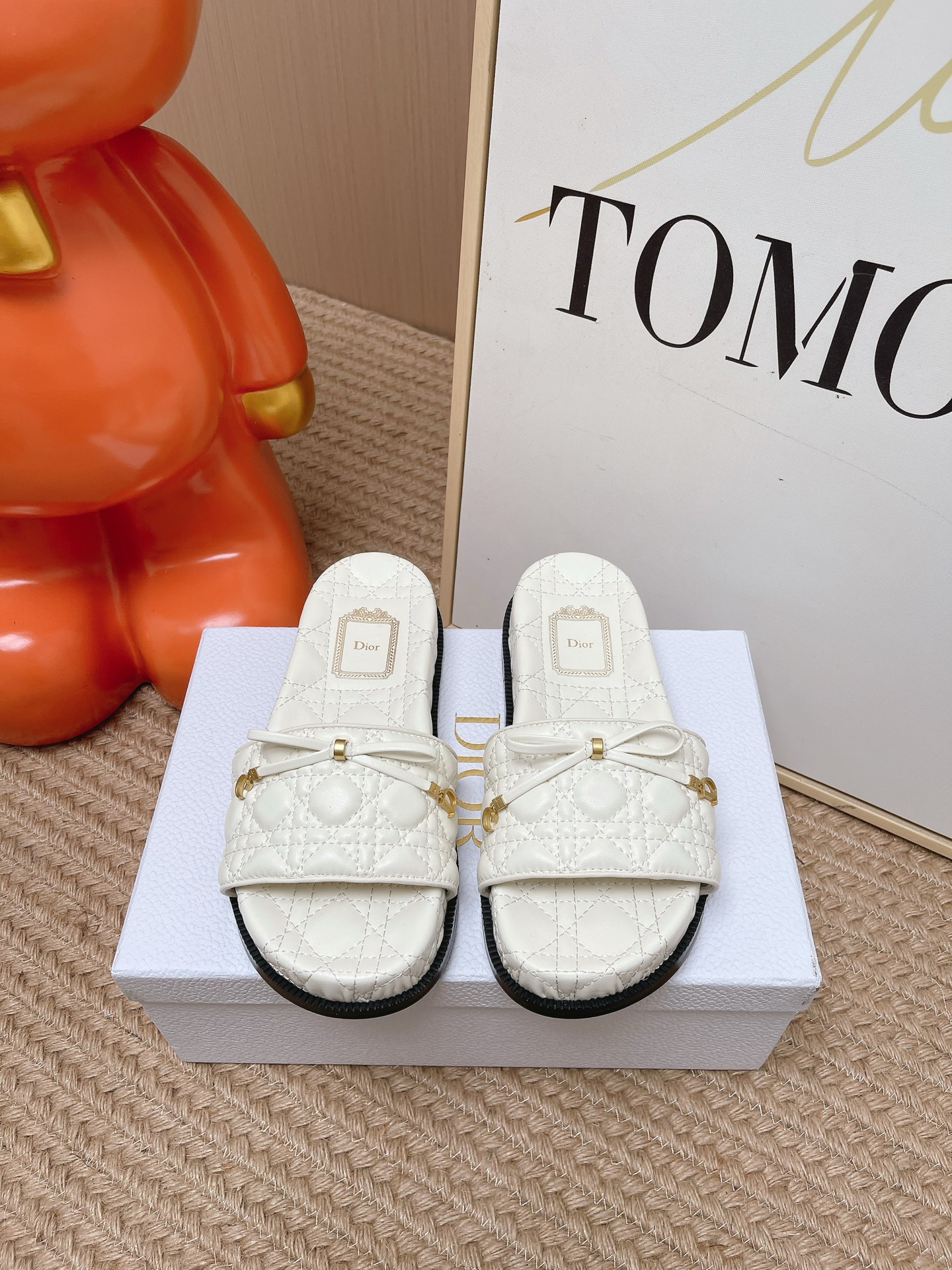 NO:818777,Top version of Dior Dior 2026 latest slippers series, original replica of D's classic embroidered rhombus, super durable and versatile, very comfortable on the feet, slim and white, original custom-made upper, original D hardware buckle, original leather rubber-injected outsole. Size 35-41 (40.41. Customized, non-refundable), slippers, dior, dior, dior, slippers19860909顶级版本 Dior迪奥2026 最新拖鞋系列 原版复刻 D家经典刺绣菱格 超耐看超百搭款 上脚非常舒适 显瘦又显白 鞋面原版定制鞋面,原版d五金扣 ,原版真皮注胶大底. 码数35-41（40.41.定制不退换）,拖鞋,dior,dior,dior,slippers,Women's Shoes