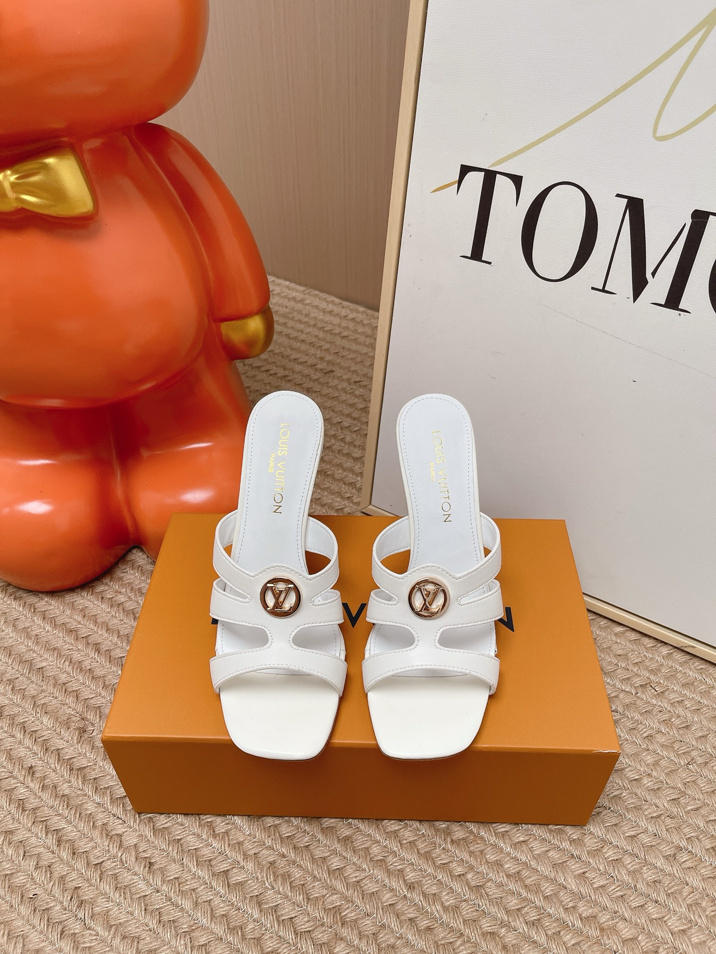 NO:818769,Purchasing agent level LOUIS VUITTON Louis Vuitton's sheepskin sandals, with metal logo buckle, are simple and highly recognizable. Thin heel design, moderate heel height, can be easily worn in daily or formal occasions. Open-toe flip flops, super breathable, comfortable and fashionable in summer!  The soles are soft, so you won’t feel tired after walking for a long time. They can be easily matched for commuting, dating, and parties. They are versatile and easy to choose~ Size 35-39 (40.41 custom-made and non-refundable), high heels and slippers, louis vuitton, louis vuitton, louis vuitton, high heels, slippers, sheepskin19860909代购级 LOUIS VUITTON 路易威登 LV这款羊皮凉拖,搭配金属Logo扣,简约又超有辨识度.细跟设计,跟高适中,日常或正式场合都能轻松驾驭.露趾一字拖,夏天穿超透气,舒适又时髦！鞋底柔软,长时间走路也不累,通勤、约会、派对都能轻松搭配,百搭不挑人～ 码数35-39（40.41定做不退换）,高跟鞋拖鞋,louis vuitton,louis vuitton,louis vuitton,high heels,slippers,sheepskin,Women's Shoes
