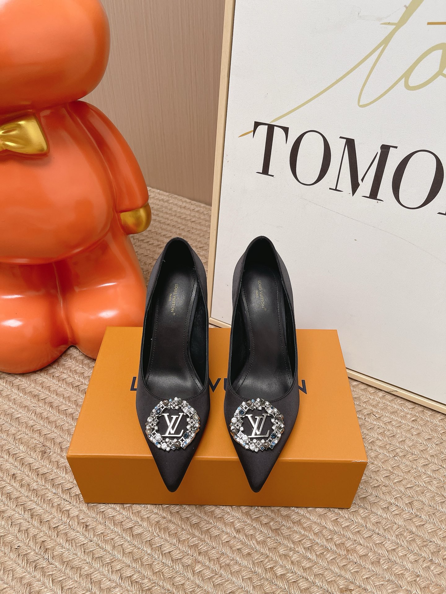 NO:818760,Purchasing agent level LOUIS VUITTON rhinestone pointed-toe high heels, satin upper + rhinestone square buckle, perfect French elegance!  The pointed toe stiletto heel design, with a heel height of about 7cm, elongates the leg line and can be easily used in commuting, the workplace, and formal occasions. The rhinestone square buckle is super exquisite and looks great with skirts or suits, improving the overall look. The soles are non-slip and comfortable to wear, so you can stand or walk for a long time. They are practical and fashionable!  Size 35-39 (40.41 custom-made, non-refundable), high-heeled shoes, louis vuitton, louis vuitton, high heels, skirts, business suit, silk fabric19860909代购级 LOUIS VUITTON 路易威登 水钻尖头高跟鞋,绸缎鞋面+水钻方扣,法式优雅气质满分！尖头细跟设计,跟高约7cm,拉长腿部线条,通勤、职场、正式场合都能轻松驾驭.水钻方扣超精致,搭配裙装或西装都很出彩,提升整体造型感.鞋底防滑,穿着舒适,长时间站立或行走也不怕,实用又时髦！ 码数35-39（40.41定做不退换）,高跟鞋单鞋,louis vuitton,louis vuitton,high heels,skirts,business suit,silk fabric,Women's Shoes