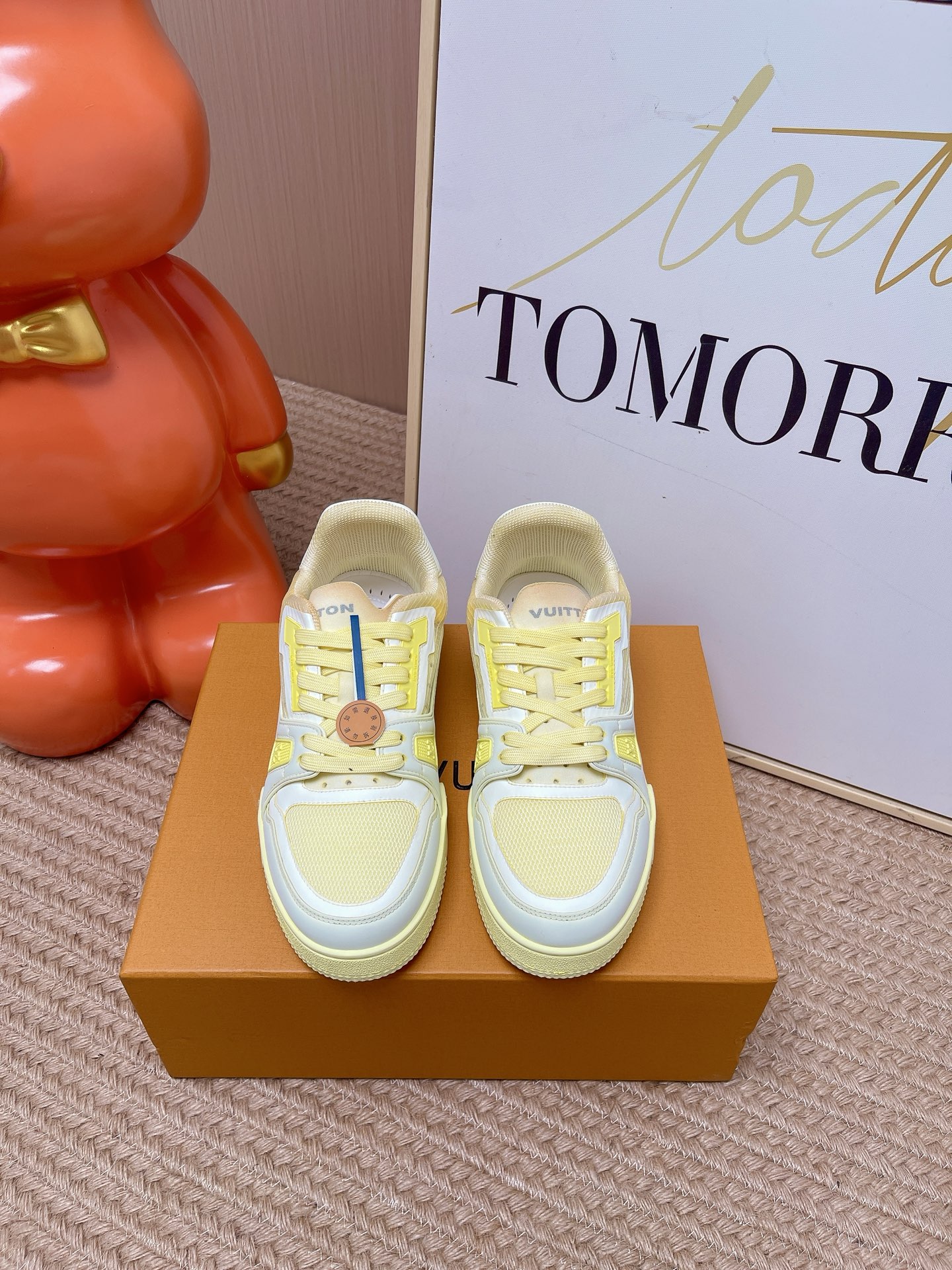 NO:818751,Top version for couples LV Louis Vuitton L House Donkey Brand Trainer Series Couples Casual Sports Shoes Skateboard Shoes Original purchase, development and production This LV Trainer sneaker is made of Monogram denim, showing the inspiration of retro basketball shoes with a casual style, and then uses rubber LV letters and Vuitton logo to light up the complex upper. Thick laces and Monogram flower rubber outsole add to the exquisite details. Fabric: Original customized imported denim denim  Inner lining: Original customized breathable mesh lining Outsole: Original molded non-slip TPU combination outsole Sole thickness: 3CM Size: Women's 35-41 / Men's 38-46, casual shoes/sports shoes, louis vuitton, louis vuitton, louis vuitton, louis vuitton, sneakers19860909顶级版本情侣款 LV 路易威登L家 驴牌 Trainer系列 情侣款 休闲 运动鞋 滑板鞋 原版购入开发 做货 本款 LV Trainer 运动鞋取材 Monogram 丹宁布,以休闲格调展现复古篮球鞋的灵感启发,再借橡胶 LV 字母和 Vuitton 标识点亮繁复鞋面.厚实鞋带和 Monogram 花卉橡胶外底再添考究细节 面料: 原版定制进口丹宁牛仔 内里: 原版定制透气网里 大底: 原版开模防滑TPU组合大底 底厚: 3CM Size: 女款35-41 / 男款38-46,休闲鞋/运动鞋,louis vuitton,louis vuitton,louis vuitton,louis vuitton,sneakers,Women's Shoes