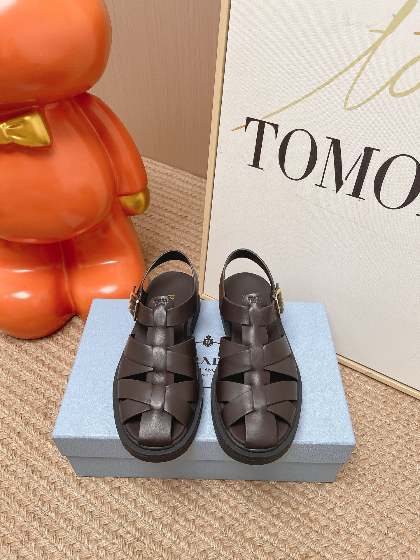 NO:818742,Top version 26Fw spring and summer new Prada retro style Roman thick-soled sandals  The Roman sandals, which are both retro and textured, are versatile and versatile in the summer shoe cabinet. The design uses a classic woven hollow upper, with an adjustable ankle strap, with clean lines and a retro atmosphere. The simplicity is full of exquisite details. The toe shape can not only protect the toes, but also ensure ventilation through the hollow design, taking into account practicality and beauty, and the upper foot has a relaxed and casual tone.  The matchability is universal, whether it is paired with casual pants, denim shorts or a long skirt, it can be easily adapted. Upper cowhide, lining sheepskin, sole molded TPU outsole, size 35-39 (40.41 custom made, non-refundable), sandals, prada, prada, sandals, skirts, shorts, cowhide, sheepskin19860909顶级版本 26Fw春夏新款Prada普拉达 复古风罗马厚底凉鞋 复古与质感兼具的罗马凉鞋,是夏日鞋柜里的百搭实力派.设计上采用经典的编织镂空鞋面,搭配可调节踝扣带,线条利落又自带复古氛围感,简约中透着精致细节.包头的版型既能保护脚趾,又能通过镂空设计保证透气,兼顾了实用性与美观度,上脚自带松弛随性的腔调. 搭配性堪称万能,不管是搭配休闲裤、牛仔短裤还是长裙,都能轻松适配. 鞋面牛皮 内里垫脚羊皮 鞋底开模灌注TPU大底 码数35-39（40.41定做不退换）,凉鞋,prada,prada,sandals,skirts,shorts,cowhide,sheepskin,Women's Shoes