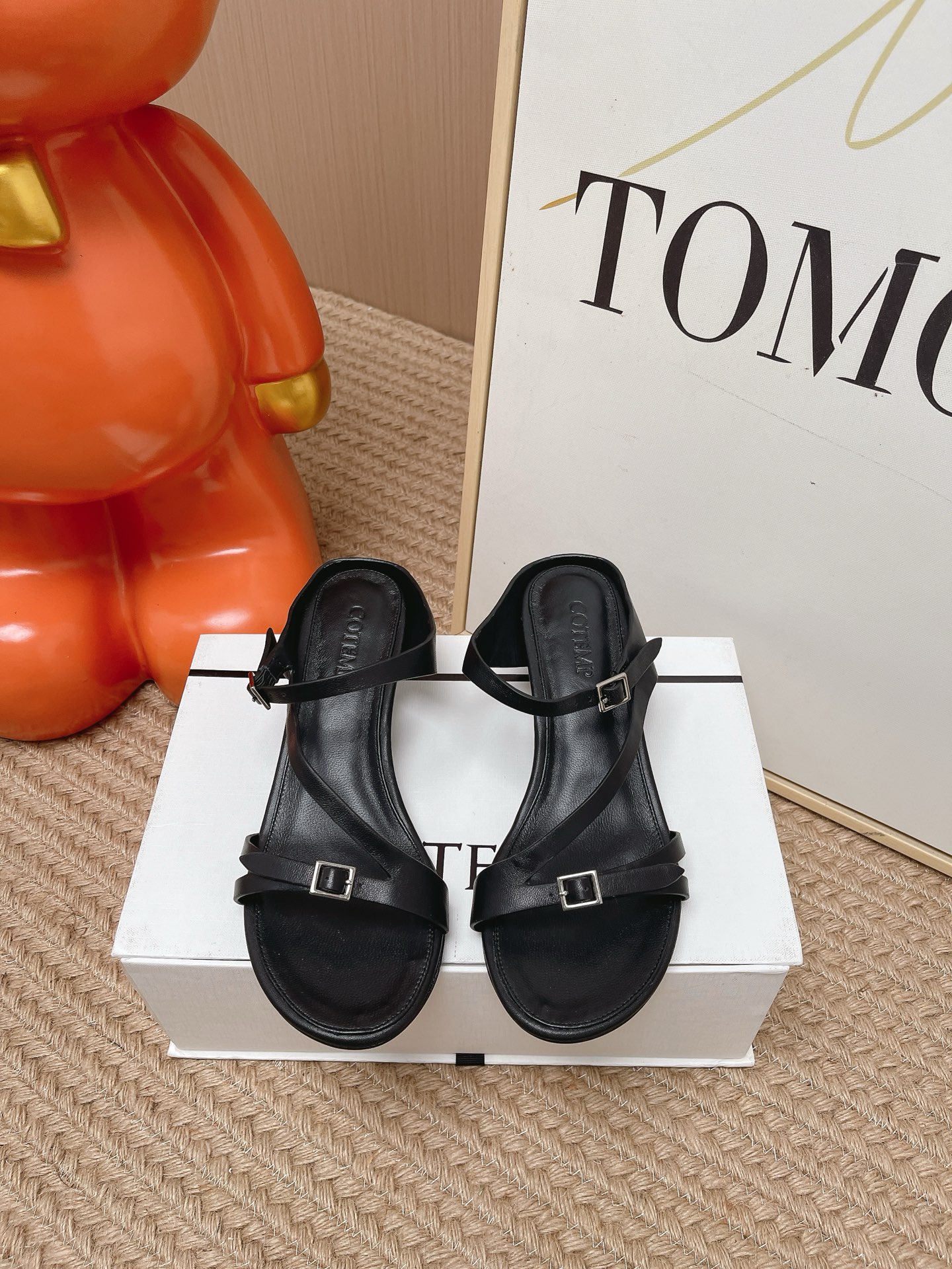 NO:818724,The top version of Cotem6's new treasure retro sandals, the shoe king strikes again. Cotemp's thin-strap sandals are really the big devil, super exquisite and versatile, a sandal that must not be missed in summer, with high mercerized sheepskin/cowhide fabric, sheepskin lining, Italian imported genuine leather outsole, size 35-39# (40# custom-made, non-refundable), high-heeled shoes, sandals, high heels, slippers, cowhide, sheepskin, sheepskin, Leather  soles19860909顶级版本 Cotem6新款宝藏复古凉鞋美鞋王再次出击,cotemp这款细带凉鞋真的是大魔王,超精致百搭,夏季一定不能错过的凉鞋,对版高丝光羊京/牛皮面料,羊皮内里,意大利进口真皮大底,尺码35-39#（40#订做不退换）,高跟鞋拖鞋,sandals,high heels,slippers,cowhide,sheepskin,sheep,Leather soles,Women's Shoes