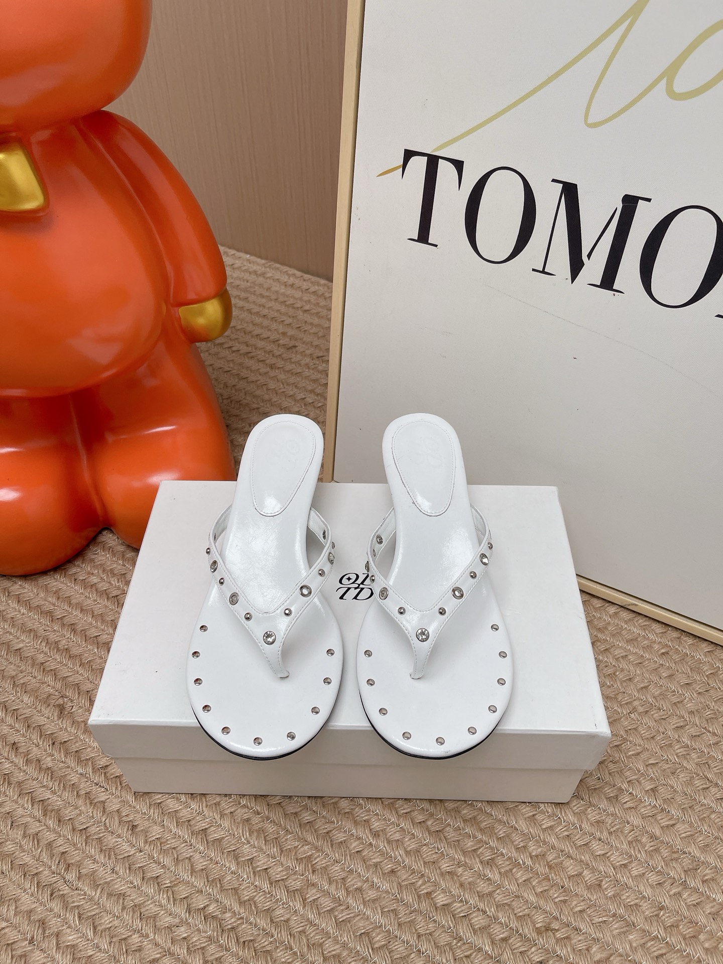 NO:818715,Top version ODTD 26/ Spring and summer new rivet flip-flop kitten heel flip-flop flat sandals. The classic flip-flop style has a sense of relaxation. The combination of rivets and rhinestones instantly enhances the sophistication, perfectly blending leisure and luxury. The shoe body has smooth lines, and the flip-flop design fits the foot shape without grinding or squeezing the feet. It can be easily controlled by wide or fleshy feet. The top of the foot becomes slim in seconds, showing a unique effect of lengthening the legs.  It is a must-have item in your shoe cabinet this year. It can be worn on vacation, daily life, and commuting. It instantly makes your feet look fashionable. You can’t go wrong when you close your eyes!  Fabric: sheepskin/butter leather, lining sheepskin, molded rubber outsole, high heel flat/4cm Size35-41 (40.41 custom made, non-refundable), split-toe shoes, slippers, sheepskin, sheep19860909顶级版本 ODTD 26/ 春夏新款铆钉夹脚小猫跟人字拖平底凉拖鞋 经典人字拖型自带松弛感,铆钉+水钻的组合瞬间提升精致度,把休闲与奢华完美融合.鞋身线条流畅,夹脚设计贴合脚型,不磨脚不挤脚,宽脚、肉脚都能轻松驾驭,上脚秒变纤细脚型,显腿长效果一绝. 是今年鞋柜里的刚需款,度假、日常、通勤都能穿,上脚秒变时髦精,闭眼入都不会出错！ 面料羊猄/牛油皮 内里羊皮 发底开模橡胶大底 跟高平底/4cm Size35-41 (40.41定做不退换),分趾鞋,slippers,sheepskin,sheep,Women's Shoes