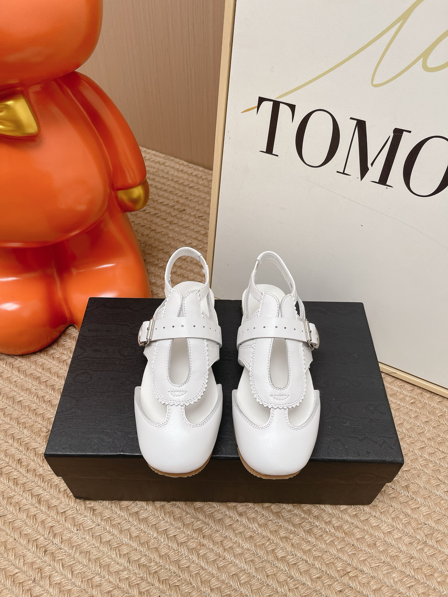 NO:869337,Top version DIRES VAN NOTEN 2026 Spring and Summer New Style Baotou Hollow Flat Roman Sandals Dries Van Noten's white sandals are made of high-quality leather, simple and elegant, with a T-shaped upper + metal buckle design and exquisite details. The rubber sole is light and comfortable, suitable for daily or commuting wear. The brand is famous for its unique tailoring and high quality. This sandal continues the classic style and is great with skirts or casual pants in summer, easily creating an elegant and casual look. Fabric imported calfskin lining/foot pads imported sheepskin outsole original molded rubber outsole Size35-39 (40.41 custom-made and non-refundable), sandals, sandals, skirts, cowhide, sheepskin19860909顶级版本 DIRES VAN NOTEN 2026 春夏新款 包头 镂空 平底 罗马凉鞋 Dries Van Noten这款白色凉鞋,采用优质皮革,简约大方,T字型鞋面+金属扣带设计,细节精致.橡胶鞋底轻便舒适,适合日常或通勤穿搭.品牌以独特剪裁和高品质著称,这款凉鞋延续了经典风格,夏季搭配裙装或休闲裤都很出彩,轻松打造优雅随性造型. 面料进口小牛皮 内里/垫脚进口羊皮 大底原版开模橡胶大底 Size35-39（40.41定做不退换）,凉鞋,sandals,skirts,cowhide,sheepskin,Women's Shoes
