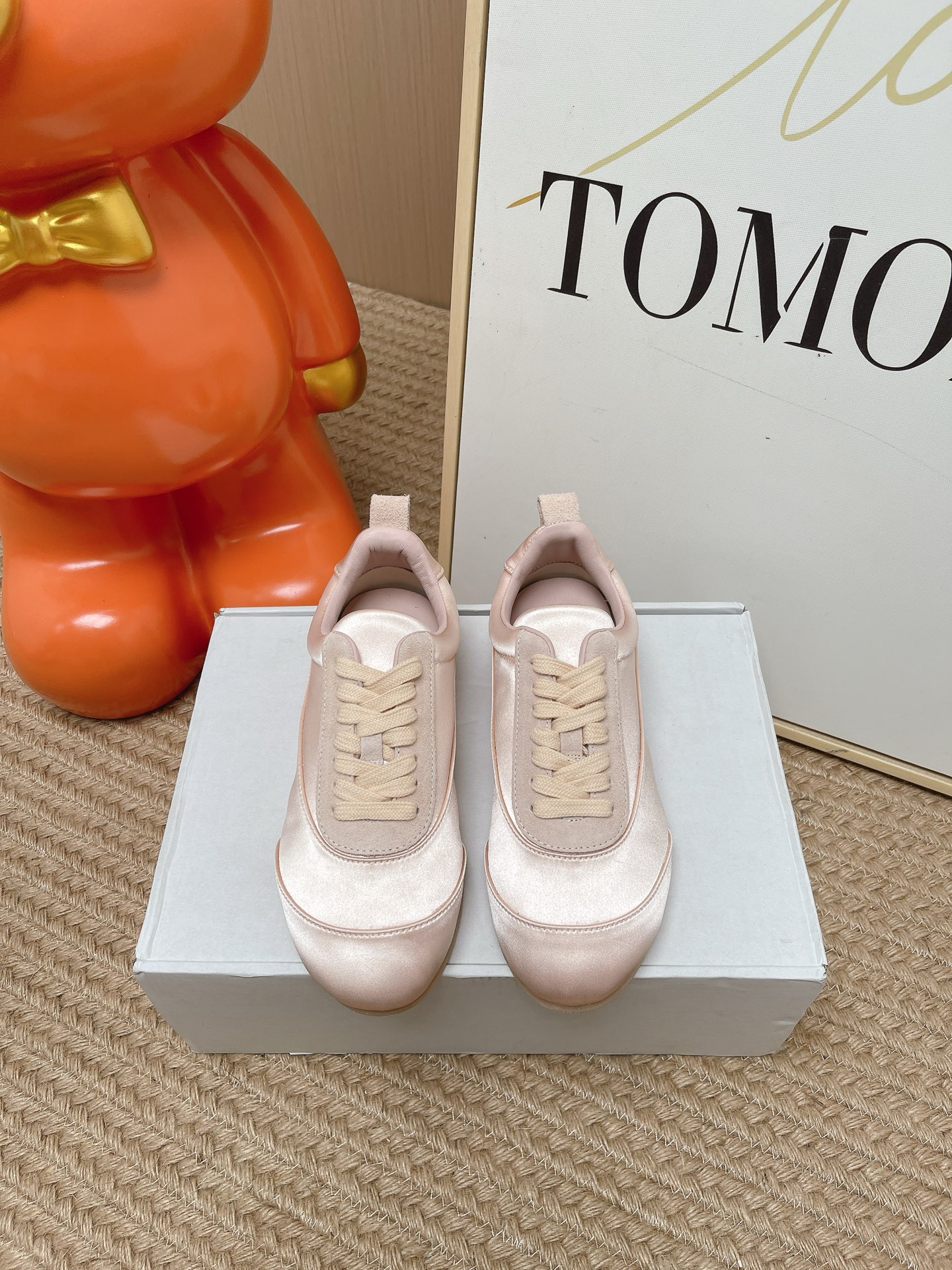 NO:869330,The top version of JIL SANDER's new satin casual shoes are so beautiful that they are stunning on your feet. The satin is so shiny that it shines even when you walk in the wind!  The shape is super correct, it makes the feet slimmer and the legs longer. It can be worn with skirts and pants to create a high-end look. The foot feels very comfortable. It is as soft as stepping on clouds ~ you can hold it for daily commuting and appointments. Customized satin on the upper. Customized sheepskin on the lining. Original molded rubber sole. Size 35-40 (customized size 40), casual shoes/sports shoes, jil sander, jil sander, sneakers, skirts, sheepskin, silk fabric19860909顶级版本 JIL SANDER 吉尔桑达新款 绸缎休闲鞋美到犯规,上脚惊艳到～绸缎光泽感绝了,走路带风都在发光！ 版型超正,显脚瘦显腿长,配裙子裤子都能搭出高级感,脚感也很舒服,软乎乎的像踩云朵～日常通勤约会都能hold住 鞋面定制缎面 内里定制羊皮  原版模具橡胶底 35-40码（40码定制）,休闲鞋/运动鞋,jil sander,jil sander,sneakers,skirts,sheepskin,silk fabric,Women's Shoes