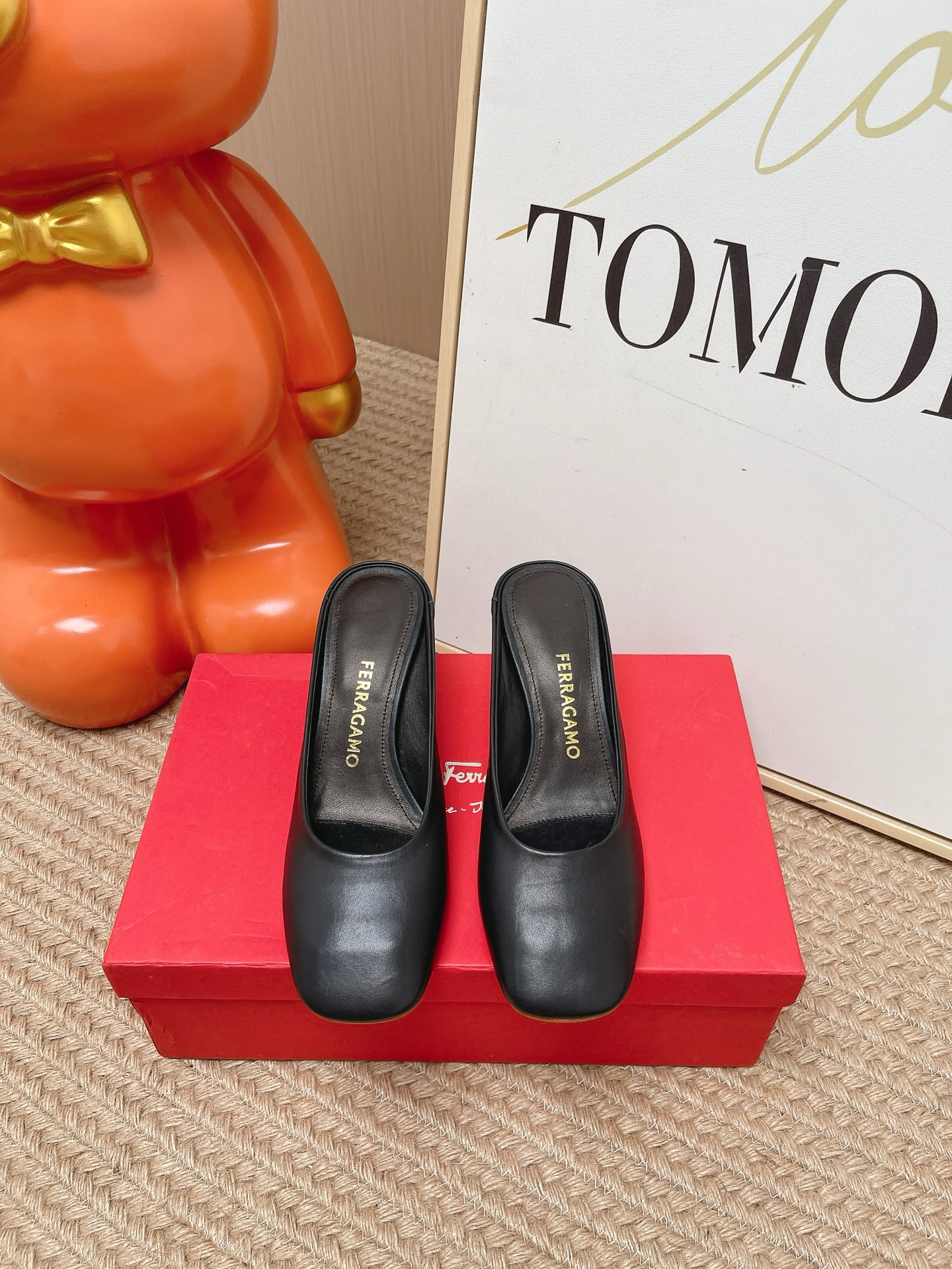 NO:869320,Top version Ferragam*·26s new spring and summer square toe cat heel candy color sandals  The square toe line of this pair of shoes is not aggressively sharp, but a well-controlled restraint, like an old letter with neat handwriting and sealed with lacquer. The arc slowly extends from the instep to the toe, forming a just-right blank space, hiding all the unfinished words in that line.  In the slender silhouette, the low cat heel on the heel made a crisp and sure 'click' sound when it landed on the floor. It was not noisy, but it was enough to create an elegant ripple in the silence - like the last period of an old typewriter, clear, light, and with an indisputable signature.  The temperament of the whole pair of shoes is that of the light at three o'clock in the afternoon in the study. It is not responsible for lighting up the whole room, but only focuses on reflecting the slowly floating dust in the air, sewing a kind of intellectual laziness and elegant leisure into the steps. Material: cowhide/silk, lining, sheep lining, outsole, genuine leather outsole imported from Italy, shoe size 35-39/40.41, custom-made, non-refundable, semi-high heels, ferragamo, high  heels,slippers,cowhide,real silk,Leather soles19860909顶级版本 Ferragam*·26s 春夏新款 方头猫跟糖果色凉拖鞋 这双鞋的方头线条,并非咄咄逼人的锐利,而是一种收束得当的克制,像一封字迹工整、火漆封缄的旧日书信.弧度从脚背缓缓延展至足尖,形成一段恰到好处的留白,将未尽的言语都藏进了那道纤细的轮廓里.后跟那枚低矮的猫跟,落在地板上是清脆而笃定的“嗒”声,不喧嚣,却足以在寂静中划开一道优雅的涟漪——像旧时打字机敲下最后一个句点,明确、轻盈,带着不容置辩的落款. 整双鞋的气质,是书房里午后三点的光.不负责照亮整间屋子,只专注于映出空气中缓慢浮游的尘埃,将一种智性的慵懒与考究的闲适,缝进了步履之间. 材质牛皮/真丝 内里羊里 大底意大利进口真皮大底 鞋码35-39/40.41定制不退换,半拖高跟鞋,ferragamo,high heels,slippers,cowhide,real silk,Leather soles,Women's Shoes
