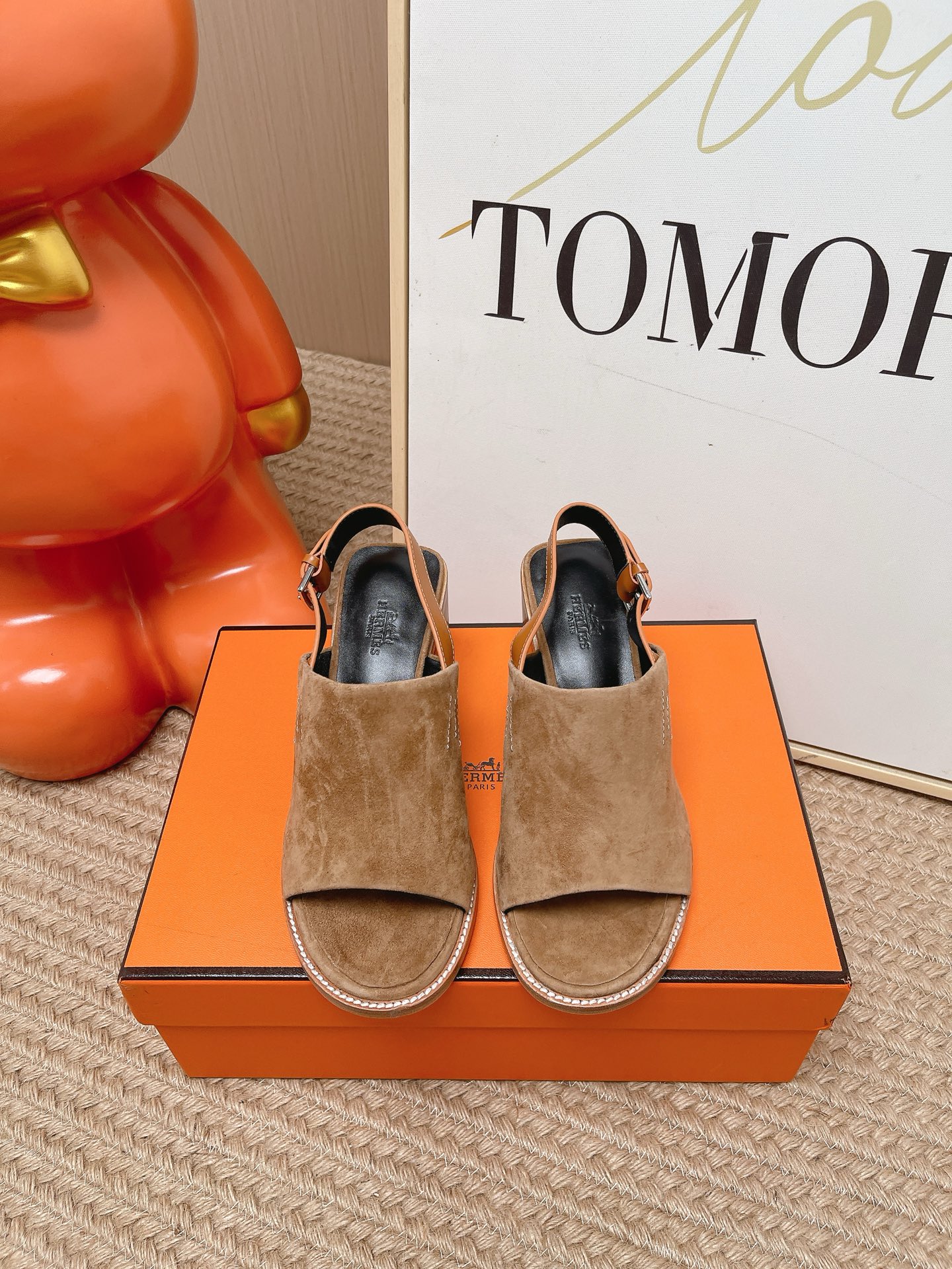 NO:869383,Top version Hermes 2026 spring and summer new H family retro open-toe fish mouth back buckle high-heeled sandals  This pair of sandals has a simple and neat open-toe cut with a back strap design. It has a low-key high-end texture. The lines are soft and not picky on the foot shape. The high-heeled design quietly lifts the body shape and elongates the leg line, making it easy to wear a relaxed and elegant temperament. Paired with it, it can be called a versatile item in the wardrobe. Whether it is commuting suit pants, gentle dresses, or casual jeans or wide-leg pants, it can be easily adapted to daily commuting, dating, travel, or light business occasions. It can create a simple and high-end feel effortlessly.  I like simple and gentle daily high-heeled sandals. This pair can easily create an effortless sense of elegance without stepping on thunder. It is both practical and beautiful. It is a must-have item in the summer shoe cabinet. Sheepskin lining and Italian A-grade genuine leather outsole. Heel height 7cm. Size 35-39 (40.41. Customized and non-refundable). High-heeled sandals, hermes, hermes, sandals, high heels, skirts, jeans, business  suit,sheepskin,leather soles19860909顶级版本 Hermes 爱马仕 2026春夏新款 H家 复古露趾鱼嘴后扣带高跟凉鞋 这双凉鞋以简约利落的露趾剪裁搭配后绊带设计,自带低调的高级质感,线条柔和不挑脚型,高跟设计悄悄拔高身形,拉长腿部线条,轻松穿出松弛优雅的气质.搭配上堪称衣柜百搭单品,无论是通勤的西装裤、温柔的连衣裙,还是随性的牛仔裤、阔腿裤,都能轻松适配,日常通勤、约会出游或是轻商务场合都能hold住,不费力就能打造简约高级感. 喜欢简约又温柔的日常高跟凉鞋,这双闭眼入不踩雷,轻松打造不费力的优雅感,实用性与颜值兼具,是夏日鞋柜里的必备款. 内里垫脚羊皮 鞋底意大利A级真皮大底 跟高7cm 码数35-39（40.41.定做不退换）,高跟鞋凉鞋,hermes,hermes,sandals,high heels,skirts,jeans,business suit,sheepskin,Leather soles,Women's Shoes