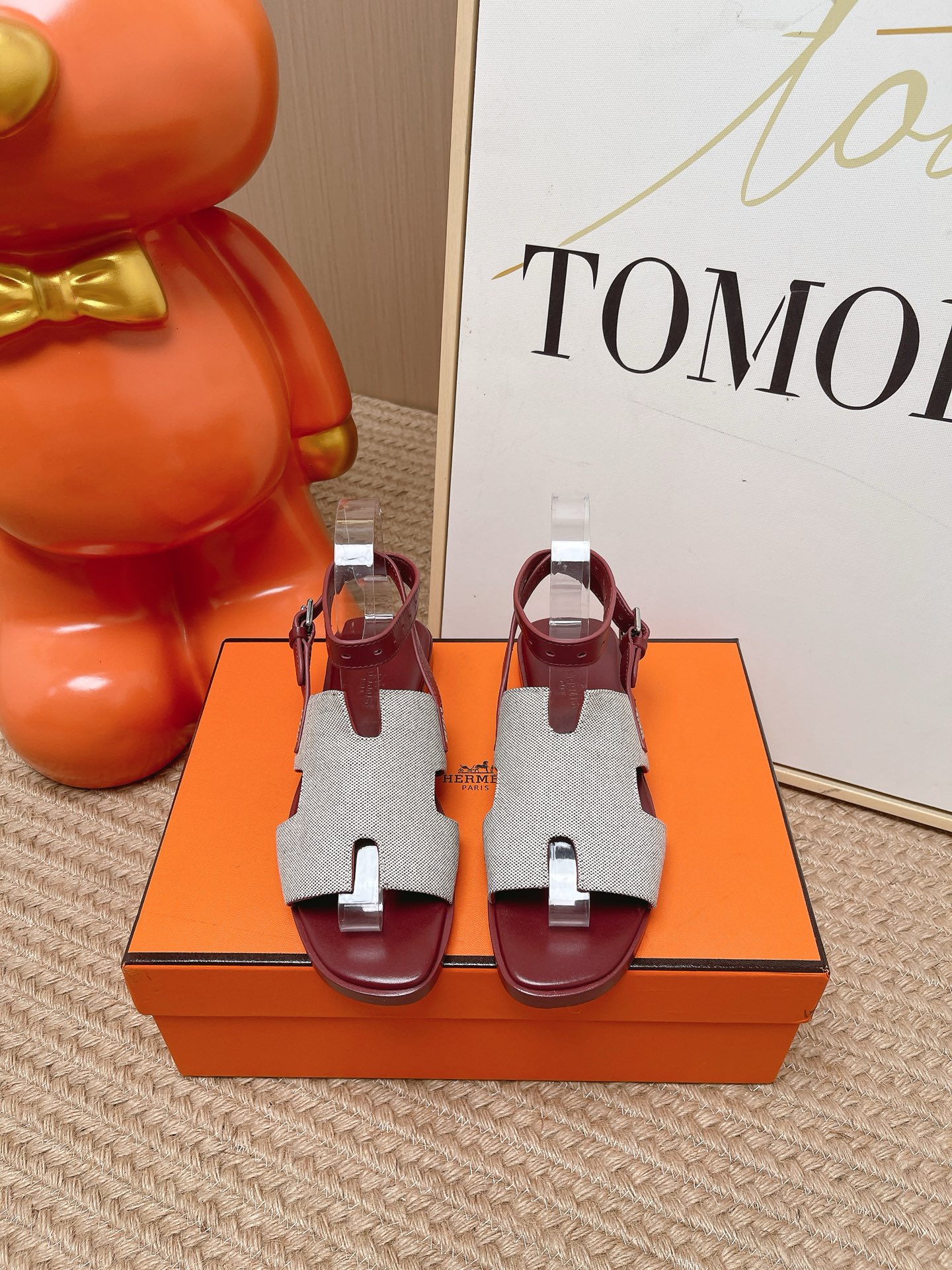 NO:869390,Top version Hermes 2026 spring and summer new H family back strap H second uncle sandals  This pair uses the iconic H-shaped cut upper as the core design language, with neat lines and adjustable back straps, which not only retains the classic recognition, but also adds a neat sense of refinement, with a high-end texture in its simplicity. When paired with it, it can be called a universal summer item, whether it is casual, refreshing, or gentle, drapey wide-leg pants. It can be easily adapted to daily commuting, weekend outings or light business occasions, and you can wear it with a relaxed and fashionable feel without having to worry about matching.  I like simple and gentle daily high-heeled sandals. This pair can easily create a sense of effortless elegance with closed eyes. It is both practical and beautiful. It is a must-have in the summer shoe cabinet. Sheepskin lining and Italian A-grade genuine leather outsole. Size 35-39 (40.41. Customized, non-refundable), high-heeled sandals, hermes, hermes, sandals, high heels, sheepskin, Leather soles19860909顶级版本 Hermes 爱马仕 2026春夏新款 H家 后绑带H二舅凉鞋 这双以标志性的H型切割鞋面为核心设计语言,利落的线条搭配可调节后绊带,既保留了经典的辨识度,又增添了利落的精致感,简约中透着高级质感.搭配上堪称夏日万能单品,不管是休闲的、清爽的,还是温柔的、垂坠感阔腿裤,都能轻松适配.日常通勤、周末出游或是轻商务场合都能hold住,不用费心搭配也能穿出松弛的时髦感. 喜欢简约又温柔的日常高跟凉鞋,这双闭眼入不踩雷,轻松打造不费力的优雅感,实用性与颜值兼具,是夏日鞋柜里的必备款. 内里垫脚羊皮 鞋底意大利A级真皮大底 码数35-39（40.41.定做不退换）,高跟鞋凉鞋,hermes,hermes,sandals,high heels,sheepskin,Leather soles,Women's Shoes