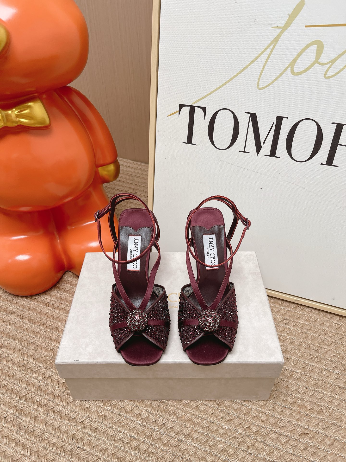 NO:869373,High version JIMMY CHOO*｜JC/Jimmy Zhou 2026ss new simple hot-drilled kitten heel high-heeled sandals Original last, perfect lines, simple and elegant upper foot, thick heels are comfortable and versatile, can also elongate the legs, make the legs slimmer and longer, JC is the best at girls, sweet, but also adds seductive sexiness. The fabric is imported silk + hot-drilled. The lining is imported crystal sheepskin. The sole is Italian leather outsole. The heel height is 9.5cm.  Size 35-39 (40 41 42 custom-made, non-returnable), high heels and sandals, jimmy choo, jimmy choo, sandals, high heels, sheepskin, real silk, Leather soles19860909高版本  JIMMY CHOO*｜JC/吉米周2026ss新款简约烫钻小猫跟高跟鞋凉鞋 原版套楦,完美的线条,简约大气上脚显气质粗跟舒适百搭,还能拉长双腿显高显瘦显腿长,JC最擅长的女生甜美,更是添加了诱惑的性感 面料进口真丝+烫钻 内里进口水晶羊皮 鞋底意大利真皮大底 跟高9.5cm 尺码35-39（40 41 42订做不退换）,高跟鞋凉鞋,jimmy choo,jimmy choo,sandals,high heels,sheepskin,real silk,Leather soles,Women's Shoes