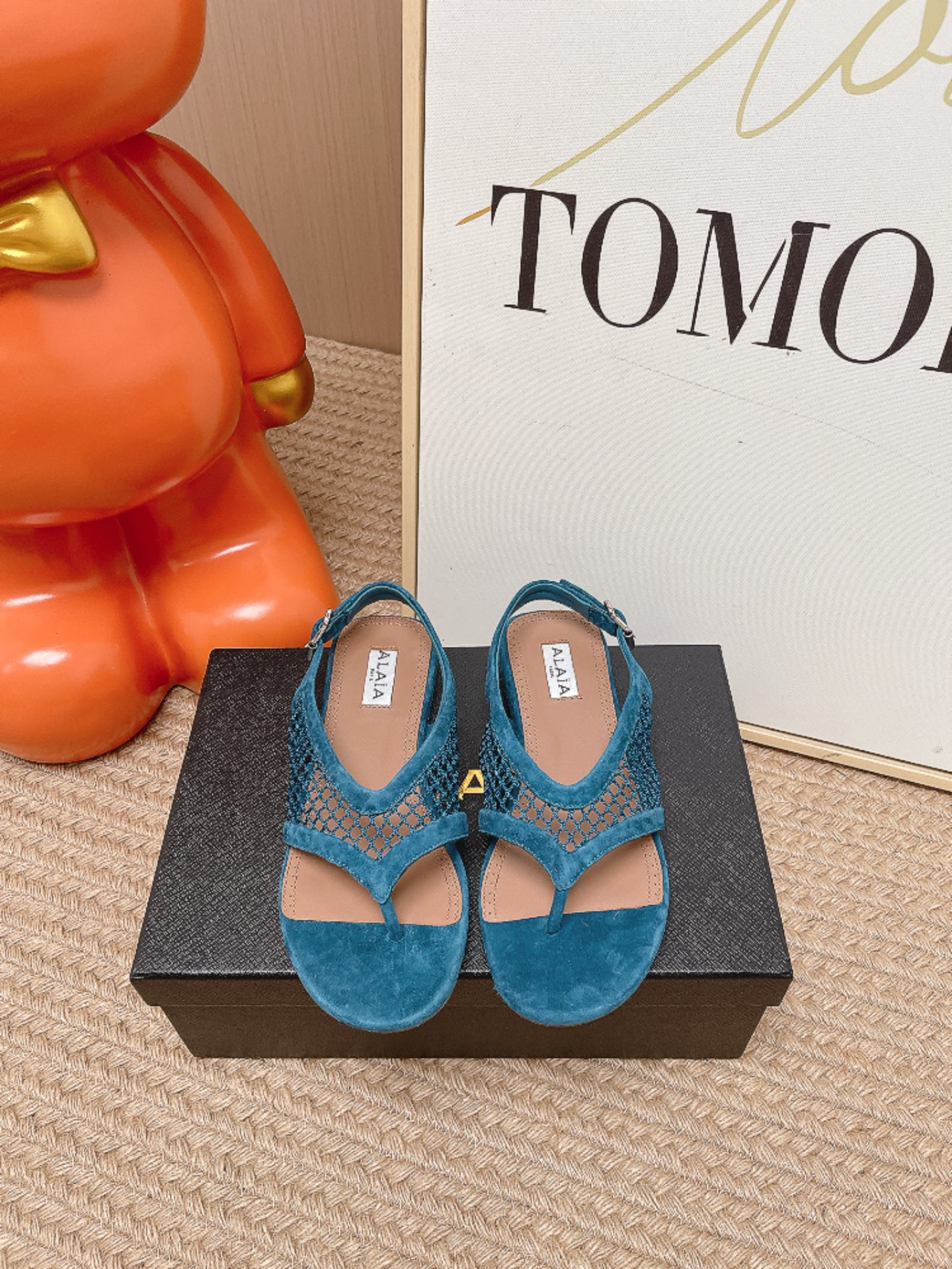 NO:869364,Top version alaia 2026 spring and summer new wedge heel flip-flops sandals series Cube satin mules with cubic heel design, delicate satin exposed style, fixed modern style. Fabric patent leather lining sheepskin leather sole Size #35-39 (40 custom-made non-returnable), split-toe shoes, alaia, sandals, slippers, sheepskin19860909顶级版本 alaia2026春夏新款 坡跟夹脚拖鞋凉鞋系列 立方体缎面穆勒鞋立方鞋跟设计,细腻缎光暗露格调,定格摩登之型. 面料漆皮 内里羊皮 鞋底真皮 Size#35-39（40 订做不退换）,分趾鞋,alaia,sandals,slippers,sheepskin,Women's Shoes