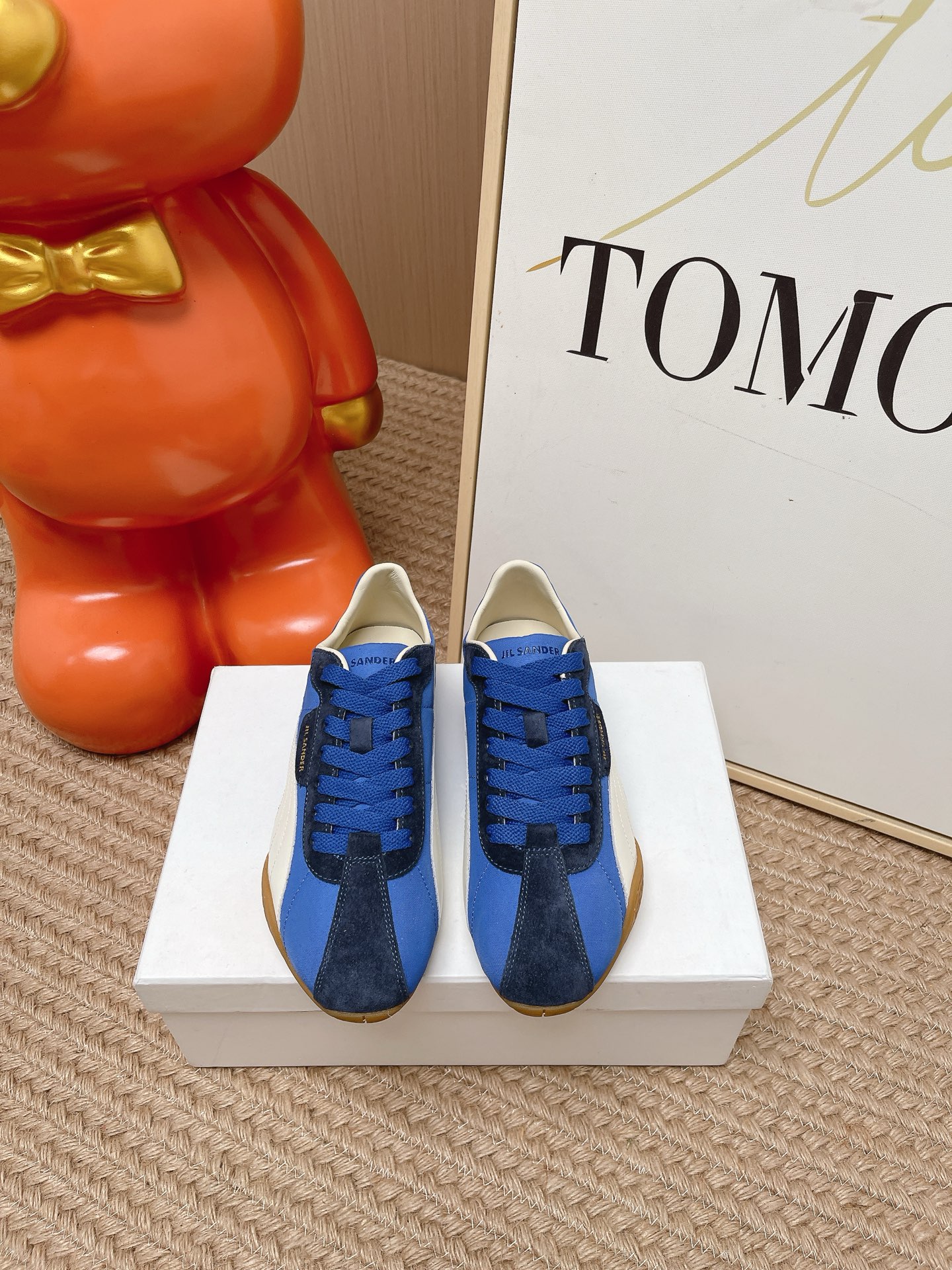 NO:869354,The top version of the niche trendy brand Jil sander x Puma puma26 spring and summer joint Forrest Gump casual shoes and sneakers!  A must-have item that fashionistas must not miss. There is only the iconic LOGO on the side without any complicated decorations. It is pure and minimalist in a neat and poetic way. It is simple and elegant, with fashionable styles and a variety of outfits, allowing you to stay smart and stylish when working or relaxing. It is super stylish and the feet are really cute to me, which makes it hard to refuse. It is soft and comfortable and not easy to rub on the feet. It is super versatile and not easy to dress up... The upper is made of original calf suede and the lining is sheepskin.  Original molded rubber outsole Size: 35-40 (40. Non-refundable), casual shoes/sports shoes, jil sander, jil sander, sneakers, sheepskin19860909顶级版本 小众潮牌吉尔桑达Jil sander x 彪马puma26春夏联名款阿甘休闲鞋运动鞋！ 时髦精绝对不能错过的必入款,侧面只有标志性LOGO,没有任何繁杂装饰,纯粹和极简做得利落又诗意,简约大方,样式时髦,各种穿搭,让你在办公或休闲放松时也能保持干练有型.超级有范儿,上脚真的萌到我了,让人有点难以拒绝,柔软舒适不易磨脚, 超级百搭不易装款…… 鞋面采用原版定牛反绒 内里垫脚羊皮 原版开模橡胶大底 码数: 35-40（40.定不退换）,休闲鞋/运动鞋,jil sander,jil sander,sneakers,sheepskin,Women's Shoes