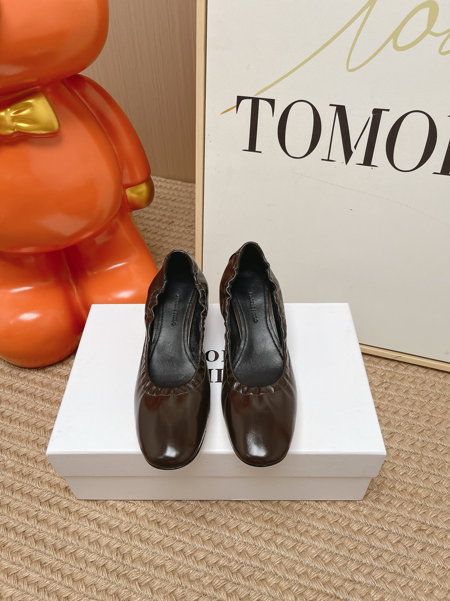 NO:869346,Top version Phoebe Philo 26ss early spring new kitten heel ballet shoes super soft granny shoes small low heel single shoes  The classic ballet shoe shape, with a small bow on the toe, has a soft and cute girly feel. The elastic pleated design of the shoe mouth can easily adapt to any foot shape, including wide and thin feet, and the upper foot is slimmer. The soft shoe body makes the foot feel as light as stepping on clouds. It can be used for daily commuting, shopping, walking, short trips, and long-term wear without tiring the feet at all.  It is the kind of universal style that can be worn in your wardrobe. It can be paired with a dress for a gentle fairy style, with jeans for a casual and relaxed style, and with suit trousers for a commuting elegance. It can be worn in all seasons. Customized butter leather upper, sheepskin lining, Italian genuine leather outsole, size 35/40 (40 custom made, non-returnable, non-exchangeable), high heels, high heels, skirts, jeans, business suit, sheepskin, Leather soles19860909顶级版本 Phoebe Philo 26ss早春新款 小猫跟芭蕾舞鞋超软奶奶鞋小矮跟单鞋 经典的芭蕾鞋型,搭配鞋头的小蝴蝶结,自带软萌的少女感.鞋口的松紧褶皱设计,不挑脚型,宽脚瘦脚都能轻松适配,上脚也更显脚瘦.软乎乎的鞋身,脚感轻盈得像踩在云朵上,日常通勤、逛街散步、短途出游,久穿也完全不会累脚. 它是那种能搭遍你衣柜的万能款,配连衣裙是温柔仙女风,配牛仔裤是随性松弛风,配西装裤又能穿出通勤的优雅感,四季都能穿. 鞋面定制牛油皮 内里羊皮 鞋底意大利真皮大底 码数35/40（40定做不退不换）,高跟鞋单鞋,high heels,skirts,jeans,business suit,sheepskin,Leather soles,Women's Shoes