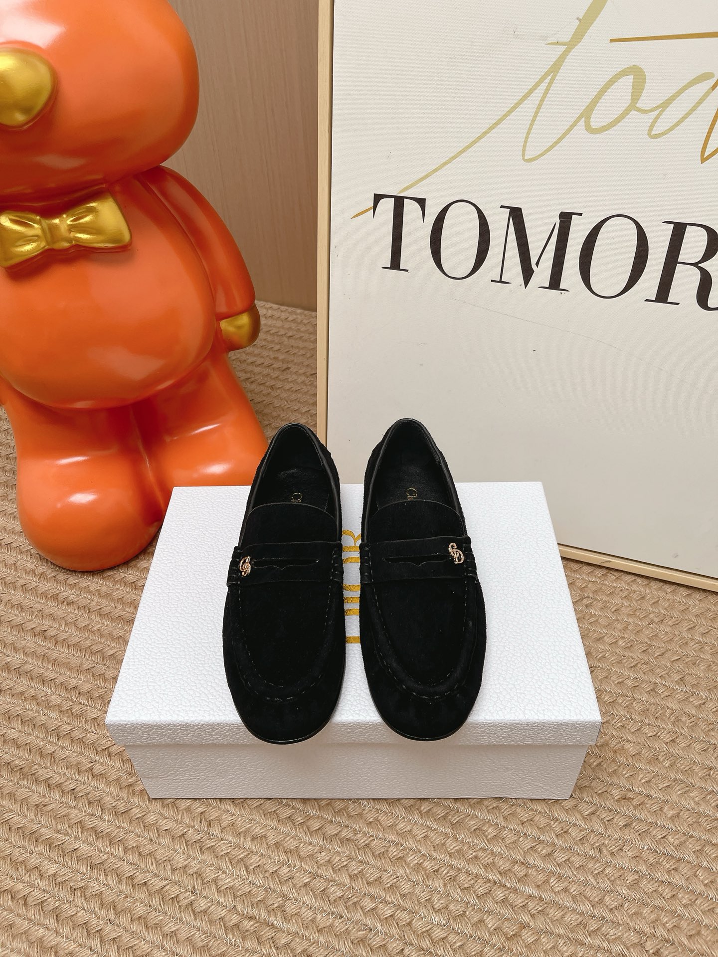 NO:869332,Top version: Loafers, made of high-quality leather, with metal 'CD' logo, full of brand sense!  The upper has pleated texture, exquisite details, and the flat-soled design is super comfortable, which can be easily used for daily commuting or leisure. The slip-on design is easy to put on and take off, elegant and practical. It can be worn with skirts and trousers, and it is easy to switch between multiple styles. It is a versatile artifact for spring and summer!  Cowhide material, sheepskin lining, genuine leather sole, Size 35-39 (40.41 customized, non-returnable), loafers, loafers, skirts, cowhide, sheepskin19860909顶级版本: 乐福鞋,选用优质皮革,搭配金属“CD”标志,品牌感满满！鞋面褶皱纹理,细节精致,平底设计超舒适,日常通勤或休闲都能轻松驾驭.一脚蹬设计,穿脱方便,优雅又实用,裙装裤装都能搭,轻松切换多种风格,是春夏百搭神器！ 牛皮材质 羊皮内里 真皮底 Size35-39（40.41定制不退换）,乐福鞋,loafers,skirts,cowhide,sheepskin,Women's Shoes