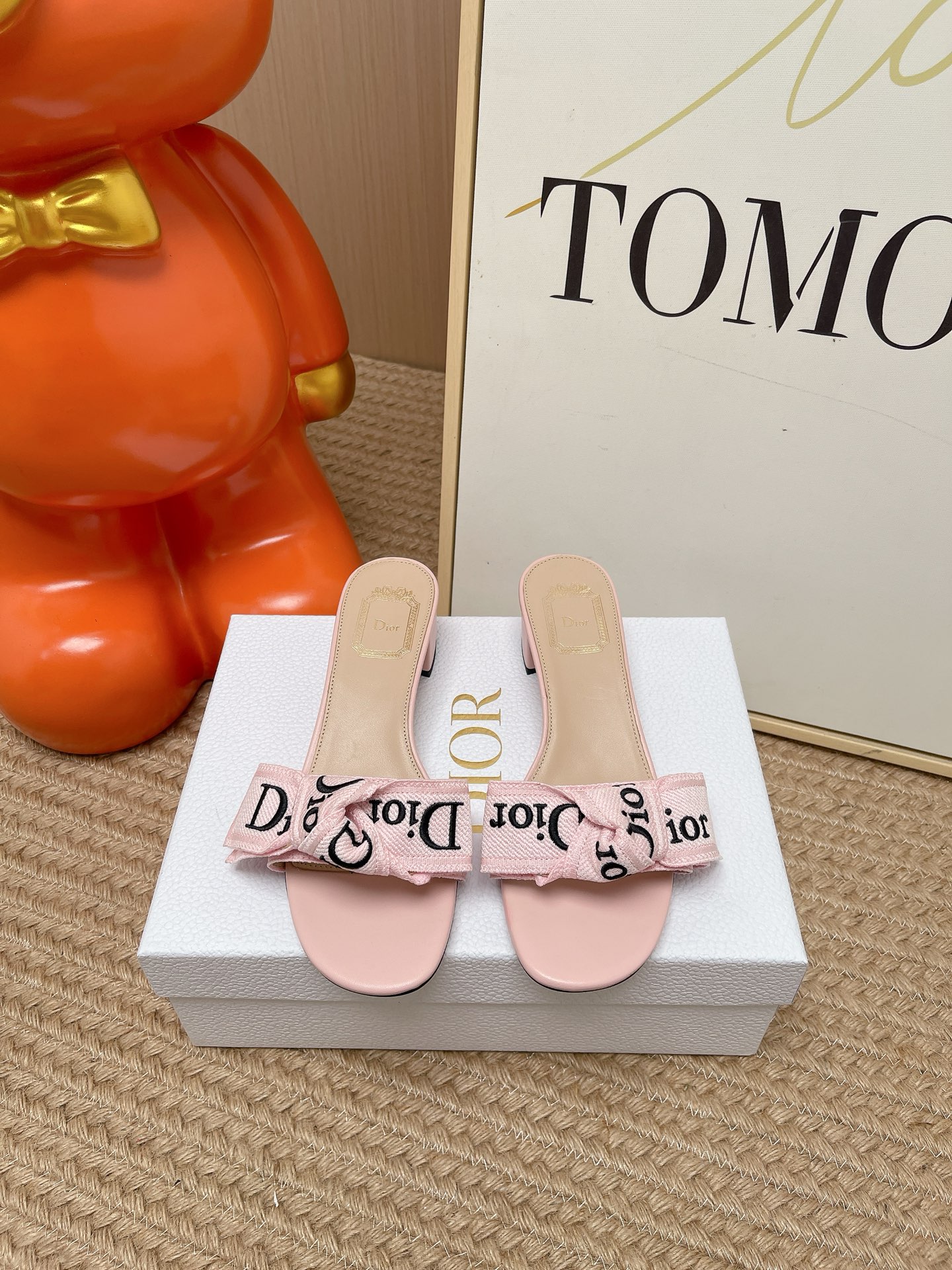 NO:869326,Top version Chtistian Dior Dior's new summer letter web low-heeled slippers. This pair of D low-heeled slippers is made with the brand's iconic letter web and paired with a delicate leather footbed. It is simple and full of high-end. The Dior logo on the webbing is clear and neat, and the bow design adds a gentle and sweet atmosphere. The low-heeled design takes into account both comfort and sophistication. It is a big-name style that can be recognized at a glance.  The matching is very adaptable. Pair it with drapey suit pants to create a lazy and casual French atmosphere. Pair it with denim shorts or a floral dress to unlock a fresh and sweet summer look. It can be easily held in daily outings, commuting or dating, and you can wear it effortlessly to look fashionable. Original custom-made fabric for the upper, sheepskin lining, Italian genuine leather outsole  size 35-39 (customized sizes 40/41 are not returnable), slippers, dior, dior, slippers, skirts, shorts, business suit, sheepskin, Leather soles19860909顶级版本 Chtistian Dior 迪奥夏季新款字母织带低跟一字拖鞋 这双D低跟拖鞋,以品牌标志性的字母织带打造,搭配细腻皮质鞋床,简约中带着满满的高级感.织带上的Dior标识清晰利落,蝴蝶结设计添了几分温柔甜美的气息,低跟设计兼顾了舒适与精致感,是一眼就能认出的大牌格调. 搭配上适配度超高,搭垂感西装裤是慵懒随性的法式氛围,配牛仔短裤或碎花连衣裙又能解锁清新甜美的夏日造型,日常出街、通勤或是约会都能轻松hold住,不费力就能穿出时髦感. 鞋面原版定制面料 内里羊皮 大底意大利真皮大底 size35-39码（40/41码定制不退换）,拖鞋,dior,dior,slippers,skirts,shorts,business suit,sheepskin,Leather soles,Women's Shoes