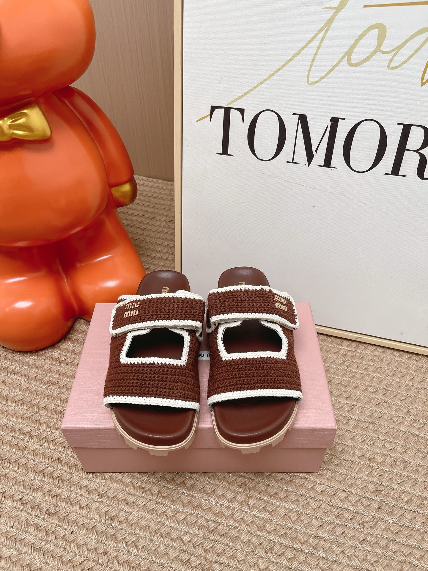 NO:869312,Top version MiuMiu two-strap Velcro, woven, thick sole, flat sole, slippers > 2026 spring and summer new slippers and sandals series, the latest catwalk style of Paris Fashion Week, retro high-end, comfortable and fashionable new series, designed to match different style needs, original custom woven fabric for the upper  Original custom-made sheepskin lining outsole original molded non-slip outsole shoe size 35-39 (customized for 40), slippers, miumiu, sandals, slippers, sheepskin19860909顶级版本 MiuMiu缪缪两带魔术贴 编织 厚底 平底 拖鞋 >2026春夏新款拖鞋凉鞋系列 巴黎时装周最新走秀款,复古高级,舒适度与时髦度并存的开挂全新系列,设计搭配不同风格需求 鞋面原版定制编织面料 内里原版定制羊皮内里大底原版开模防滑大底鞋码35-39（40定做）,拖鞋,miumiu,sandals,slippers,sheepskin,Women's Shoes