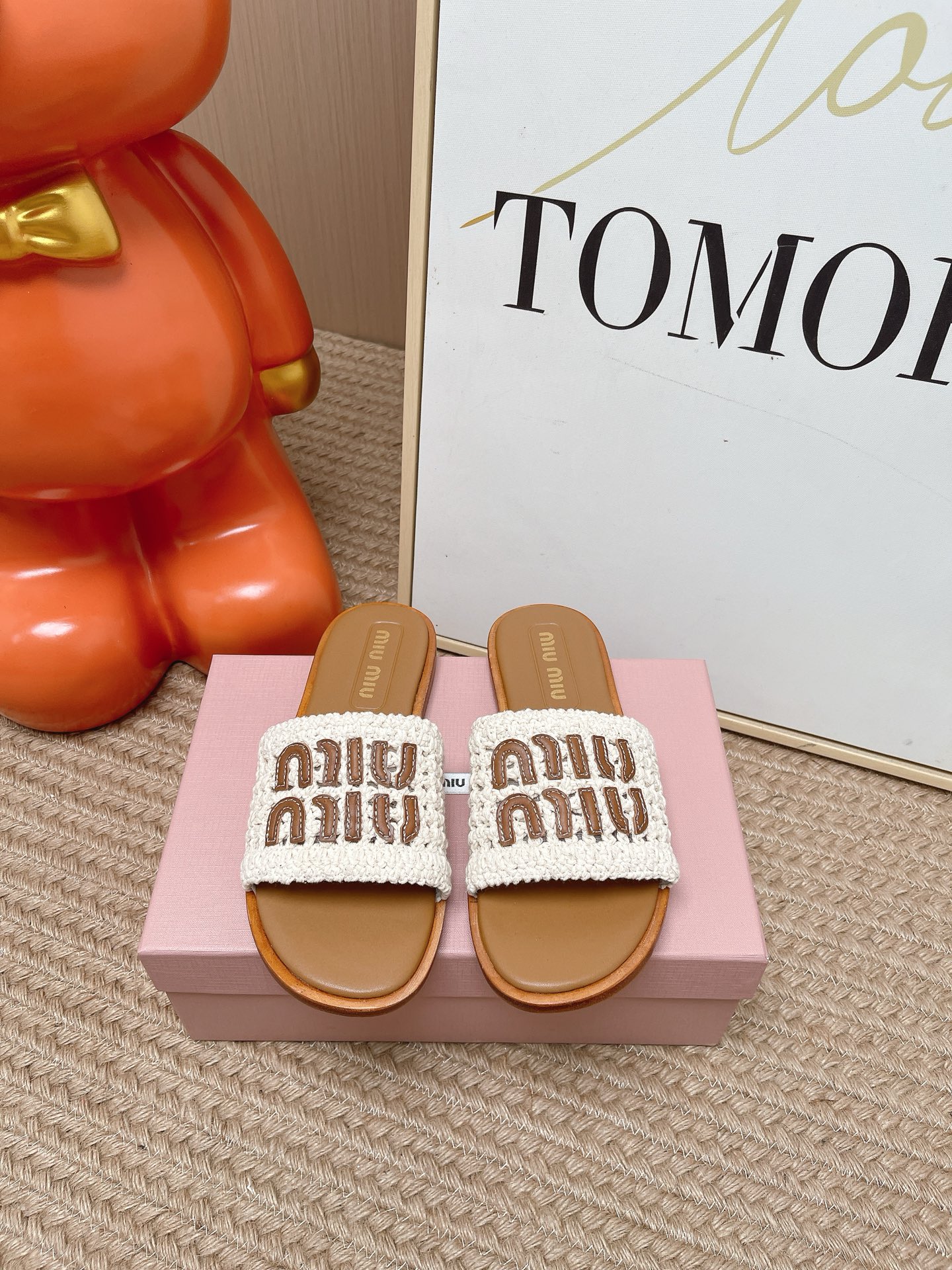 NO:869318,Top version Miu Miu 2025 early spring new flat bottom woven letter flat flops Zp development original disassembly, the opposite version of Miu Miu letters kills the market version Miu is really too girly!  Super soft and glutinous, you can drink it if you like!  The upper is made of calfskin, the foot pads are made of imported calfskin, the sole is genuine leather outsole imported from Italy, the size is 35-39 (40. Customized, non-refundable and non-exchangeable), slippers, miumiu, slippers, cowhide, Leather soles19860909顶级版本 Miu Miu2025早春新款平底编织字母平底拖 Zp开发 原版拆卸 对版缪缪字母秒杀市面版本 Miu真的太少女啦！超级软糯 喜欢可以冲了！ 鞋面小牛皮对版编制 垫脚进口小牛皮 鞋底意大利进口真皮大底 码数35-39（40.定做不退不换）,拖鞋,miumiu,slippers,cowhide,Leather soles,Women's Shoes