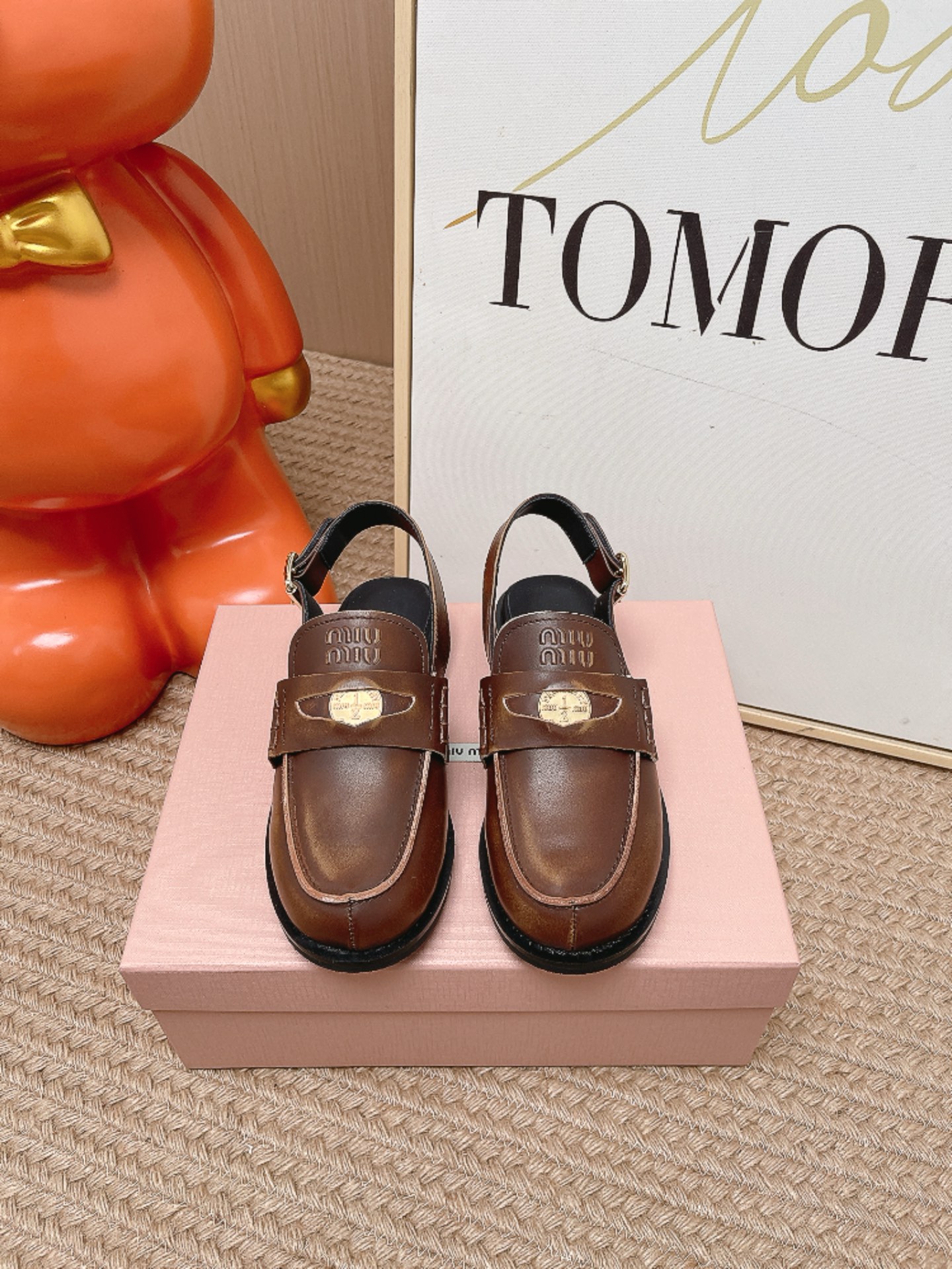 NO:869303,Top version Miu Miu/Miu Miu classic metal coins Retro thick-heeled loafers cap-toe sandals Retro gold coins are embedded in the center of the toe The chunky heel firmly supports the elegant pace The cap-toe design is both fashionable and sun-protective The distressed leather comes with a time filter The sheepskin lining is as soft as sinking into a cloud The embossed logo on the tongue hides small thoughts The rubber sole is non-slip and wear-resistant The upper foot instantly transforms into an American college sweet girl The pleated skirt and mid-calf socks are a perfect match  Jeans can also be worn with a relaxed feel and can be easily worn for commuting and dating. They have just the right balance of sweetness and coolness. There are no unnecessary exaggerated decorations, but they have a noble and girly atmosphere. They are hand-stitched by Italian craftsmen. Every stitch reveals exquisite craftsmanship. They fit your foot shape through time. The retro-style ceiling in the shoe cabinet. This year's most popular gold coin loafers. Whoever wears them will be a rich flower in the world. You will never regret it if you close your eyes!  The fabric is made of original customized leather, the lining is made of sheepskin, and the original imported rubber outsole size35-39 (customized 40/41), sandals, miumiu, loafers, sandals, skirts, jeans, sheepskin19860909顶级版本 Miu Miu/缪缪经典金属钱币 复古粗跟乐福鞋包头凉鞋 复古金币嵌在鞋头中央 粗跟稳稳托住优雅步调 包头设计兼顾时髦与防晒 做旧皮革自带时光滤镜 羊皮内里软得像陷进云朵 鞋舌压花徽标藏着小心思 橡胶鞋底防滑又耐磨 上脚秒变美式学院甜妹 百褶裙配中筒袜绝配到爆 牛仔裤也能穿出松弛感 通勤约会都能轻松拿捏 甜酷平衡得刚刚好 没有多余的浮夸装饰 却自带贵气少女氛围感 意大利匠人手工缝制 每一针都透着精致匠心 越穿越贴合你的脚型 鞋柜里的复古风天花板 今年最火的金币乐福鞋 谁穿谁是人间富贵花 闭眼入绝对不会后悔！ 面料采用原版定制皮料 内里踮脚均为羊皮 原版进口橡胶大底 size35-39（40/41定制）,凉鞋,miumiu,loafers,sandals,skirts,jeans,sheepskin,Women's Shoes