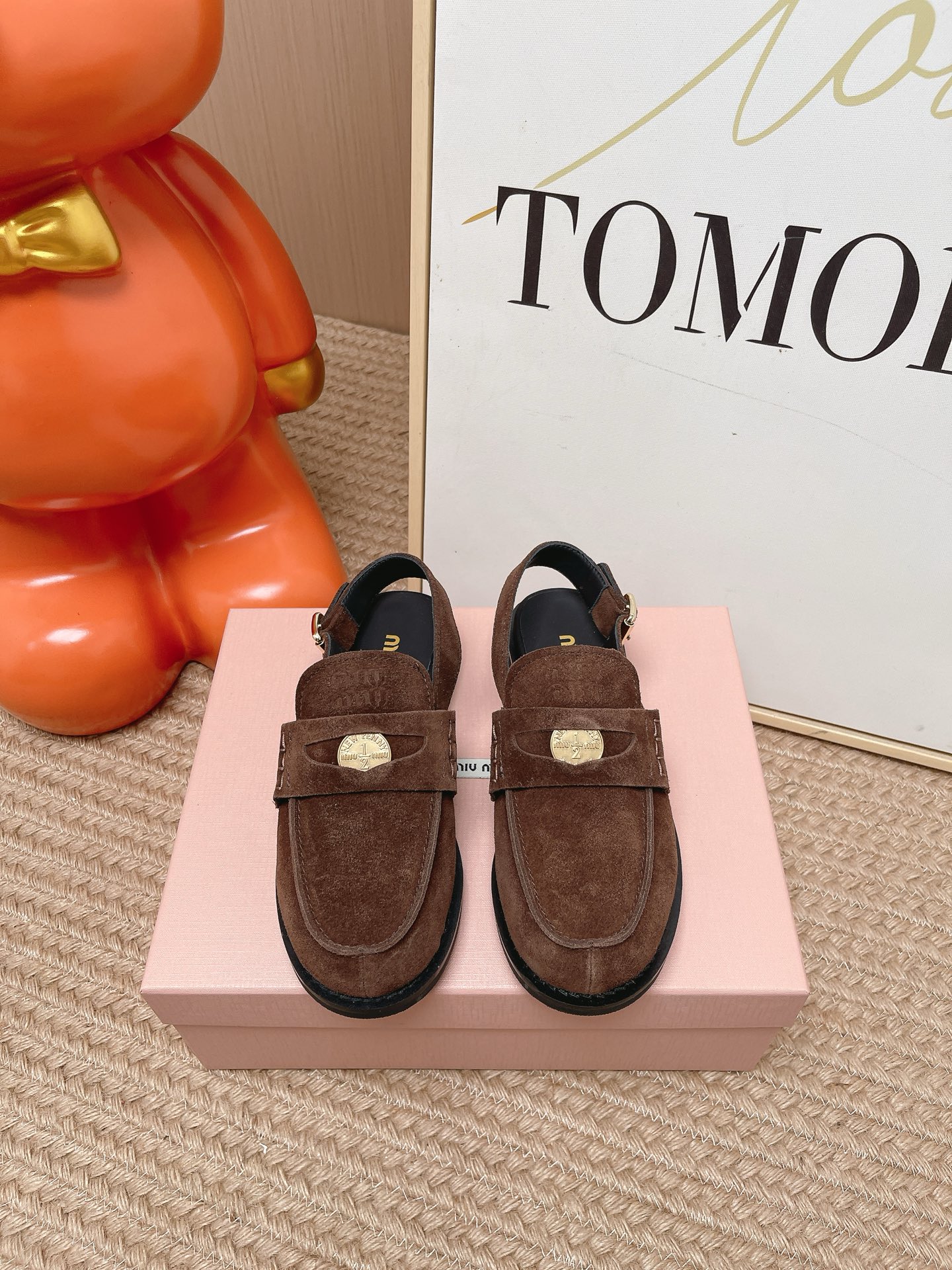 NO:869307,Top version Miu Miu/Miu Miu classic metal coins Retro thick-heeled loafers cap-toe sandals Retro gold coins are embedded in the center of the toe The chunky heel firmly supports the elegant pace The cap-toe design is both fashionable and sun-protective The distressed leather comes with a time filter The sheepskin lining is as soft as sinking into a cloud The embossed logo on the tongue hides small thoughts The rubber sole is non-slip and wear-resistant The upper foot instantly transforms into an American college sweet girl The pleated skirt and mid-calf socks are a perfect match  Jeans can also be worn with a relaxed feel and can be easily worn for commuting and dating. They have just the right balance of sweetness and coolness. There are no unnecessary exaggerated decorations, but they have a noble and girly atmosphere. They are hand-stitched by Italian craftsmen. Every stitch reveals exquisite craftsmanship. They fit your foot shape through time. The retro-style ceiling in the shoe cabinet. This year's most popular gold coin loafers. Whoever wears them will be a rich flower in the world. You will never regret it if you close your eyes!  The fabric is made of original customized leather, and the lining is made of sheepskin. The original imported rubber outsole is size 35-39 (customized 40/41), sandals, miumiu, loafers, sandals, skirts, jeans, sheepskin.19860909顶级版本 Miu Miu/缪缪经典金属钱币 复古粗跟乐福鞋包头凉鞋 复古金币嵌在鞋头中央 粗跟稳稳托住优雅步调 包头设计兼顾时髦与防晒 做旧皮革自带时光滤镜 羊皮内里软得像陷进云朵 鞋舌压花徽标藏着小心思 橡胶鞋底防滑又耐磨 上脚秒变美式学院甜妹 百褶裙配中筒袜绝配到爆 牛仔裤也能穿出松弛感 通勤约会都能轻松拿捏 甜酷平衡得刚刚好 没有多余的浮夸装饰 却自带贵气少女氛围感 意大利匠人手工缝制 每一针都透着精致匠心 越穿越贴合你的脚型 鞋柜里的复古风天花板 今年最火的金币乐福鞋 谁穿谁是人间富贵花 闭眼入绝对不会后悔！ 面料采用原版定制皮料 内里踮脚均为羊皮 原本进口橡胶大底 size35-39（40/41定制）,凉鞋,miumiu,loafers,sandals,skirts,jeans,sheepskin,Women's Shoes