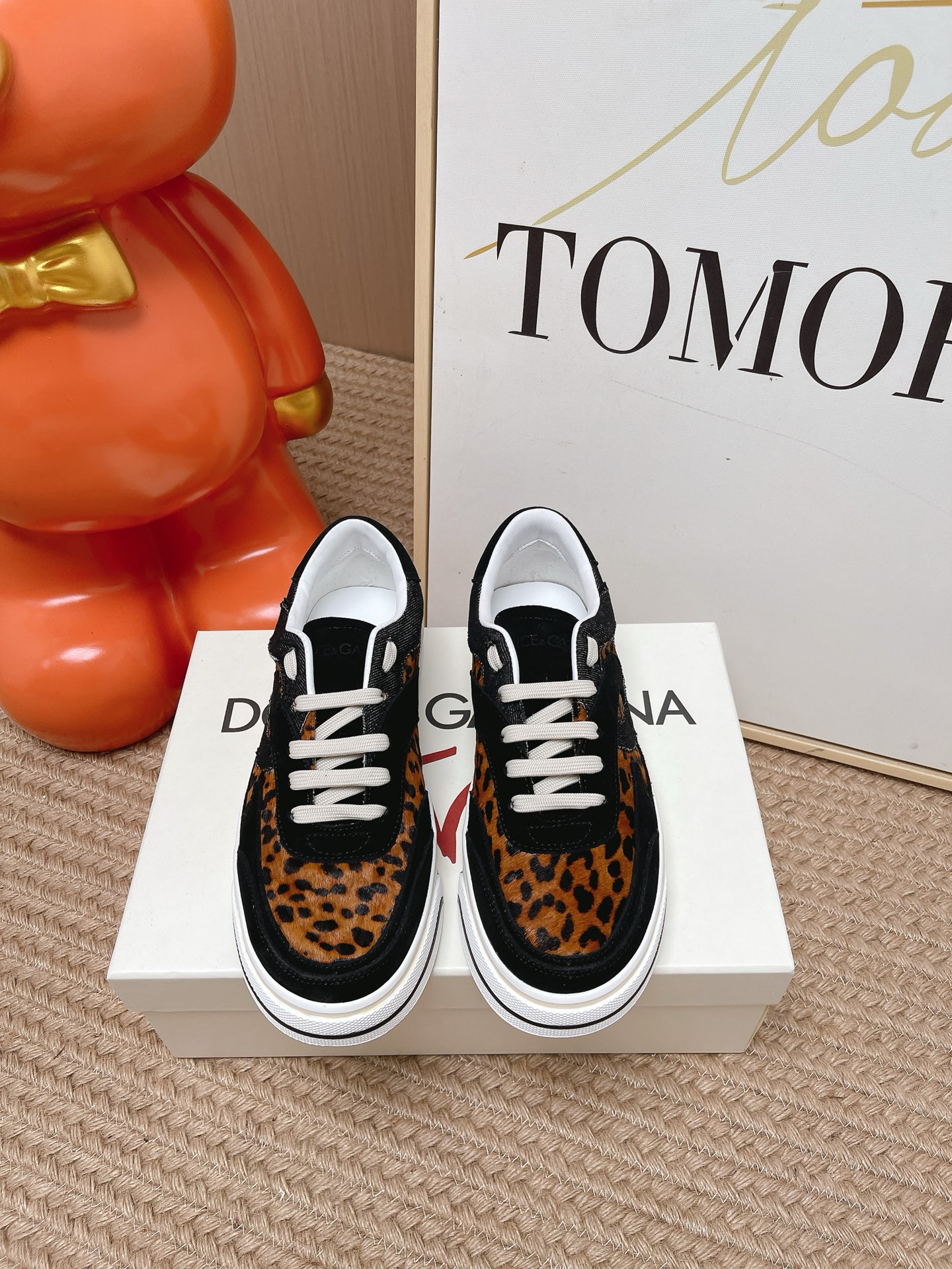NO:869291,Top version of Dolce&Gabbana men's latest thick-soled casual sports shoes. Original purchase, development and production. The DG series is designed with the brand DNA's source of inspiration from a modern perspective - the new generation of young people as the design starting point. The new Space calfskin and suede leather sports shoes are embellished with technical fabric details and integrate the brand's two major series logo elements. Highly recognizable outsole design. Exquisite packaging at the delivery counter. Fabric imported cowhide mesh. Sheepskin lining. Original exclusive private model outsole.  Size: Male 39-44 (45 46 customization is not returnable), casual shoes/sports shoes, Dolce&Gabbana, Dolce&Gabbana, sneakers, cowhide, sheepskin19860909顶级版本 Dolce&Gabbana杜嘉班纳 男款 最新厚底 休闲运动鞋 原版购入 开发 做货 DG系列以品牌 DNA 摩登视角灵感源泉——新一代年轻人为设计出发点.全新 Space 小牛皮与翻绒皮运动鞋,点缀科技面料细节,融汇品牌两大系列标志元素 极具辨识度的大底设计 配送专柜精美包装 面料进口牛皮网布 内里羊皮里 原版独家私模大底 Size:男39-44（45 46定制不退换）,休闲鞋/运动鞋,Dolce&Gabbana,Dolce&Gabbana,sneakers,cowhide,sheepskin,Women's Shoes